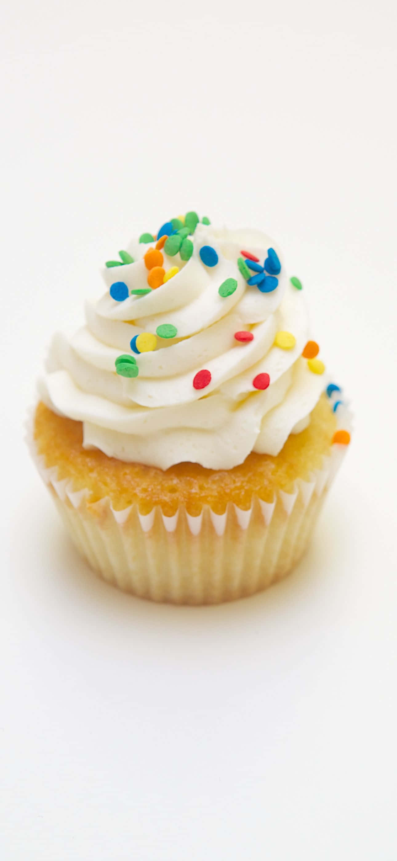 Un cupcake blanco con glaseado blanco Fondos de pantalla