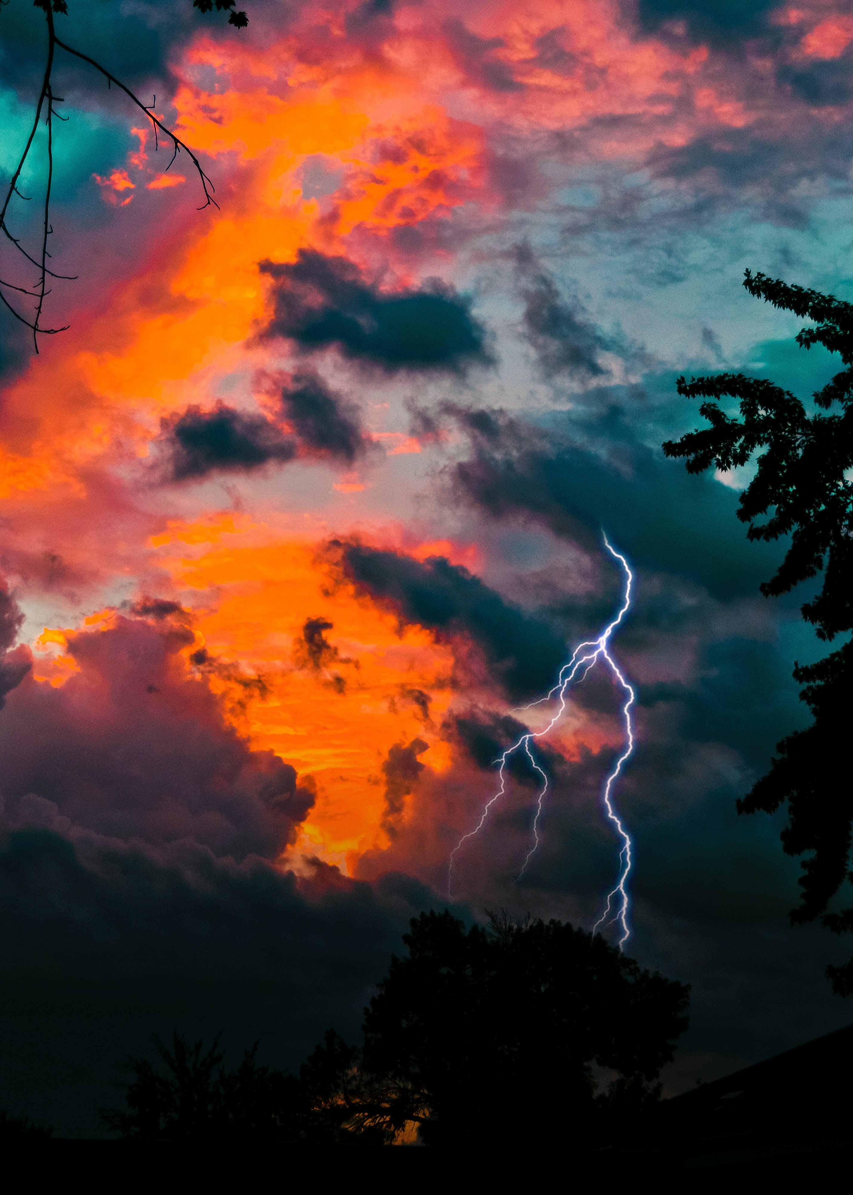 Un destello de relámpago en el cielo crepuscular Fondos de pantalla