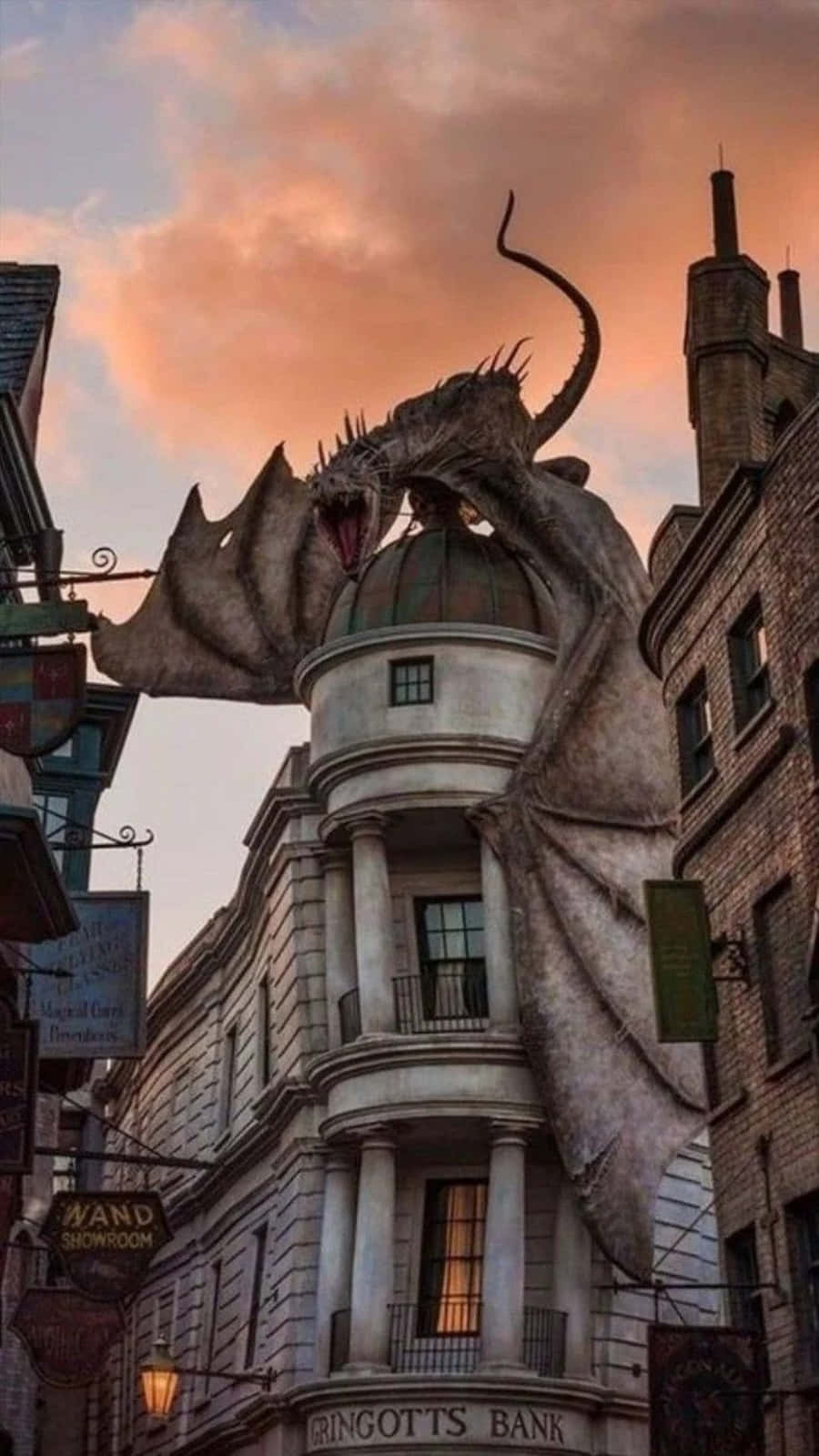 un dragón está encima de un edificio en una ciudad Fondos de pantalla