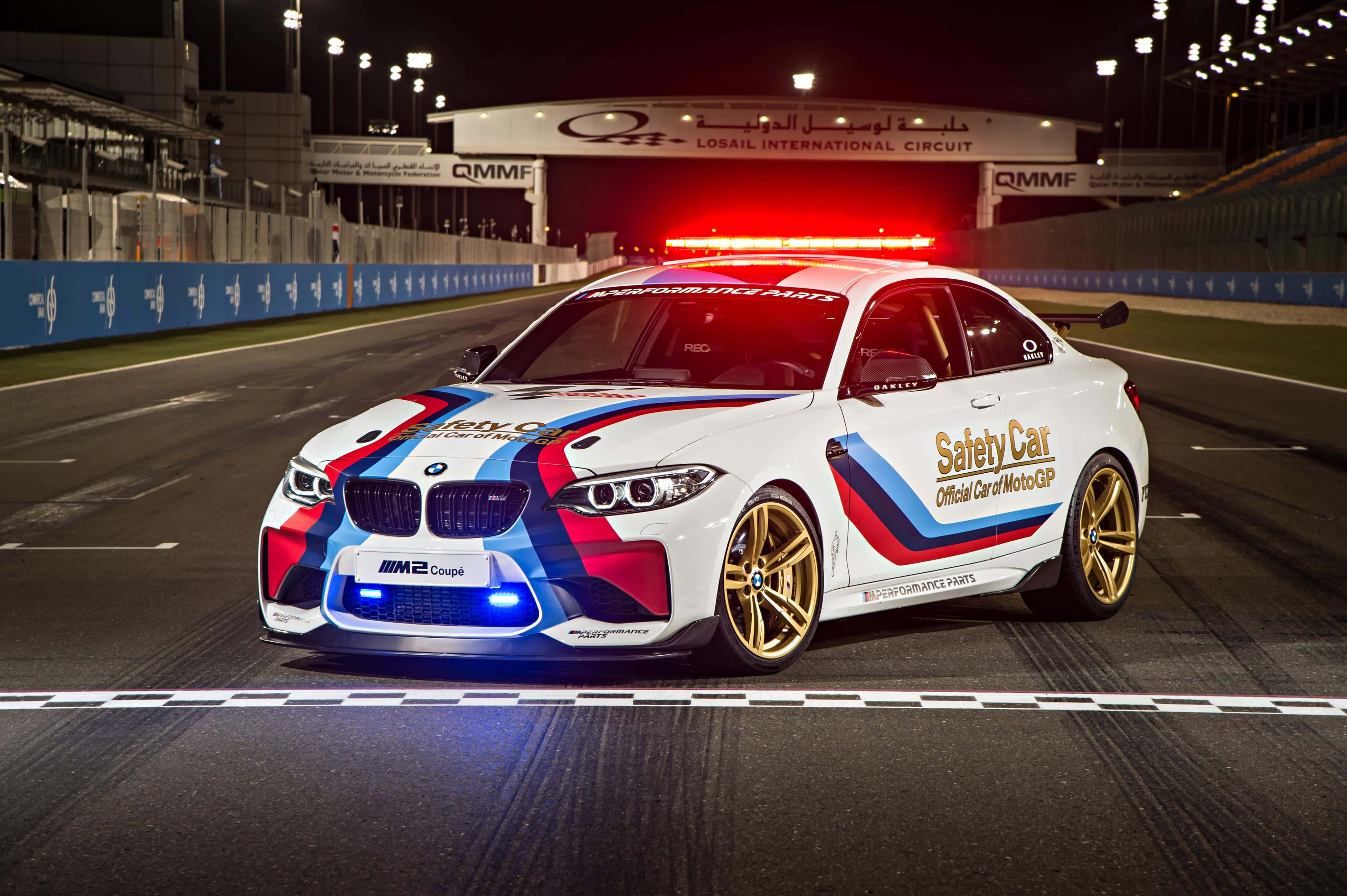 Un elegante auto de seguridad moderno en la pista de carreras Fondos de pantalla
