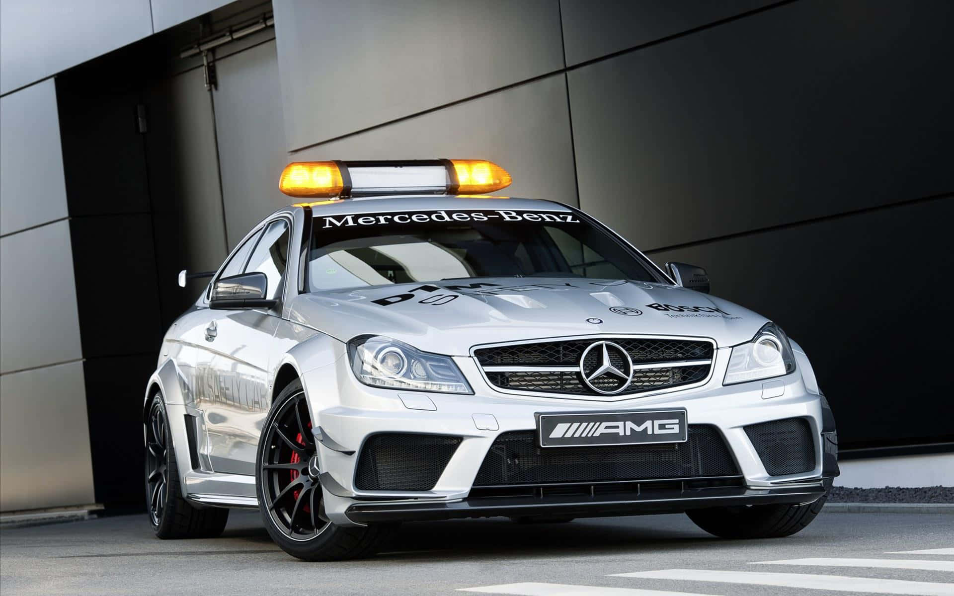 Un Elegante Coche de Seguridad Liderando la Carrera en la Pista Fondos de pantalla