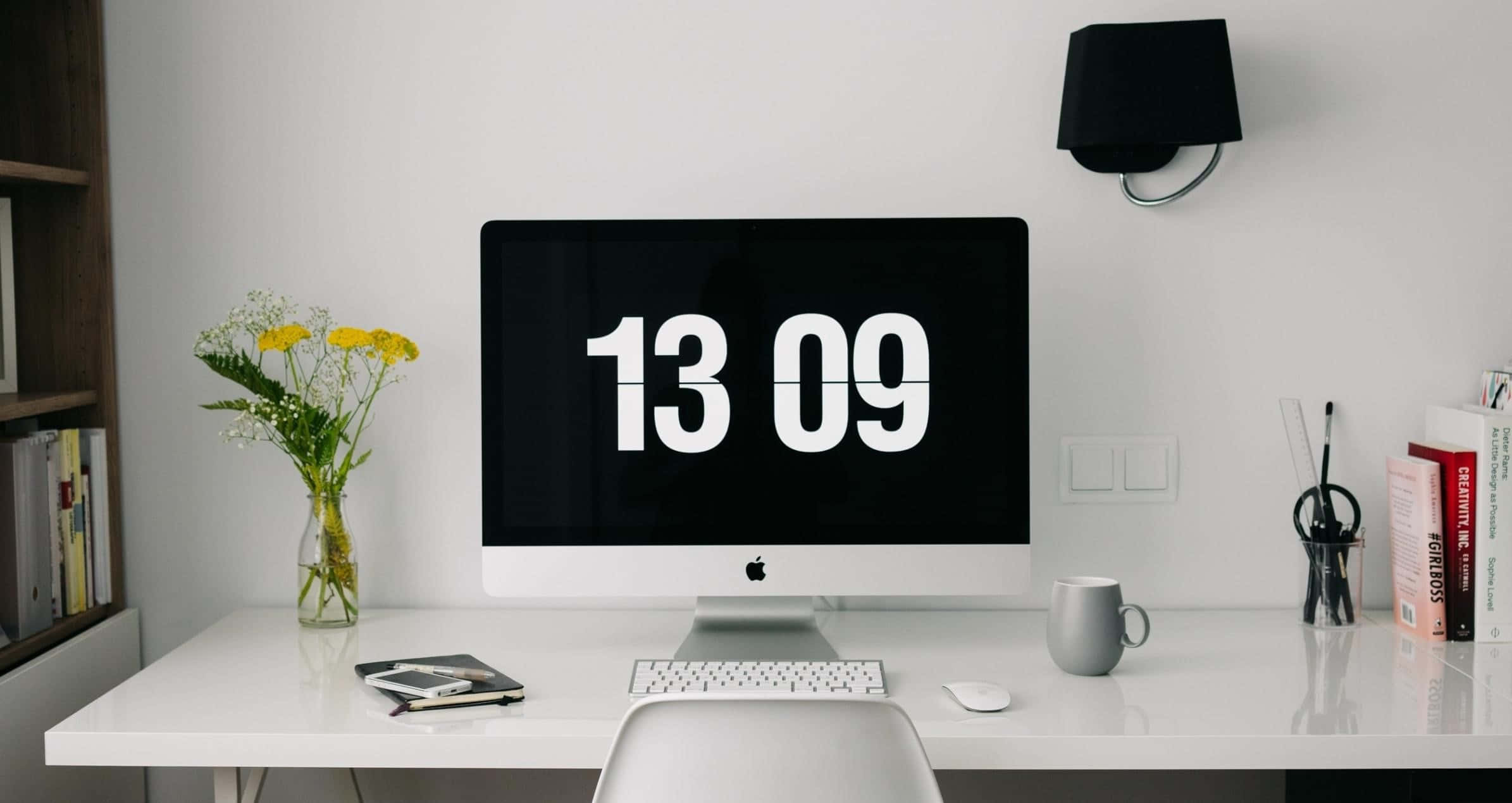 Un escritorio blanco con un reloj encima Fondos de pantalla