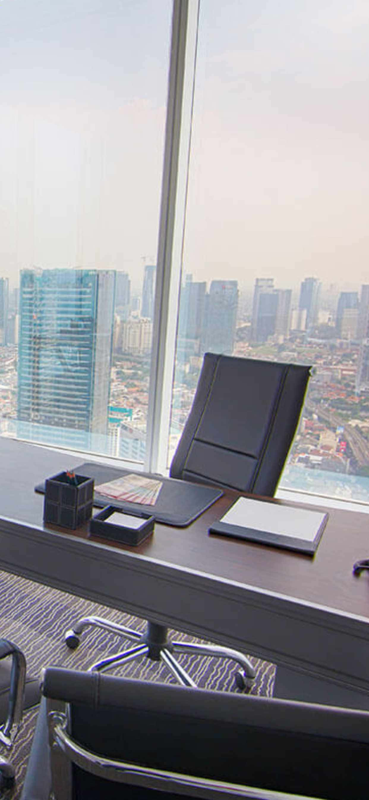 un escritorio con una silla y una laptop Fondos de pantalla