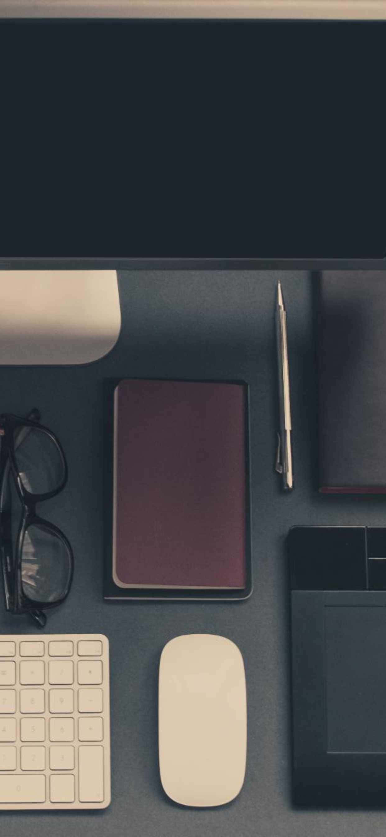 un escritorio con computadora, ratón, teclado y gafas Fondos de pantalla