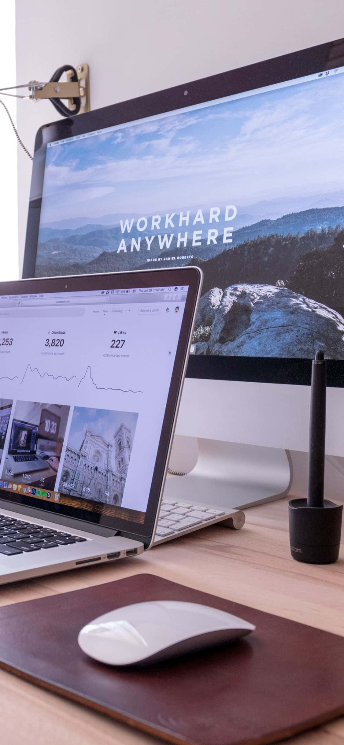 Un escritorio con dos laptops y un monitor Fondos de pantalla