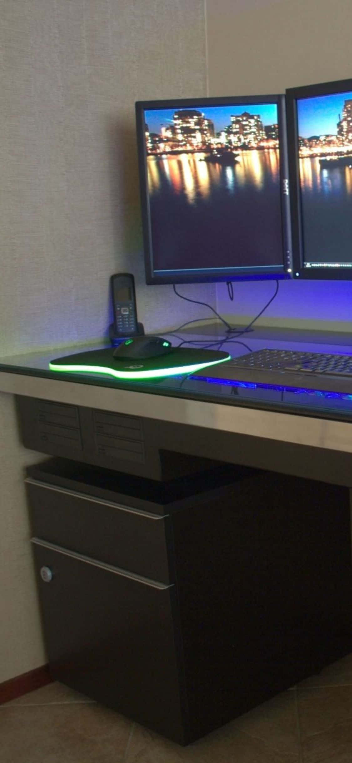 un escritorio de computadora con dos monitores Fondos de pantalla