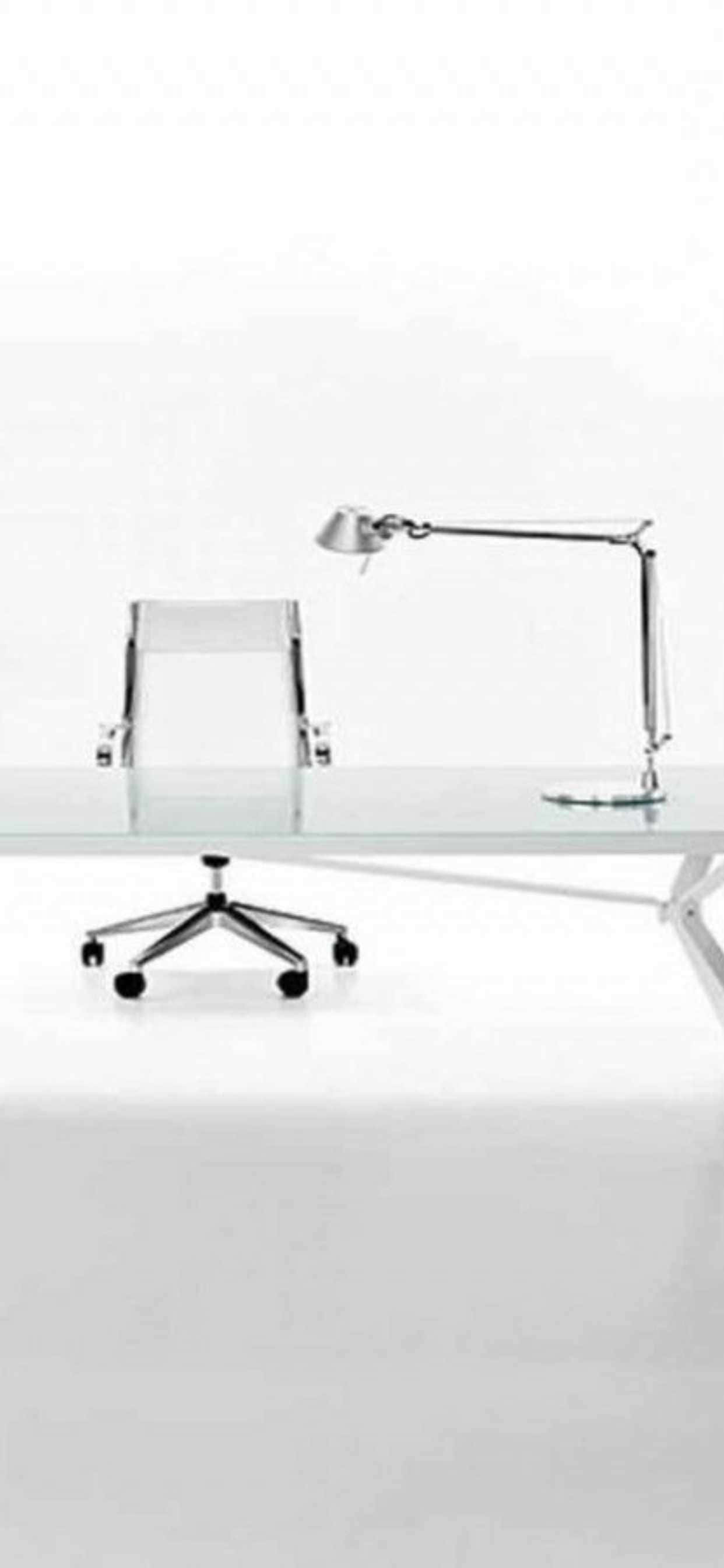 un escritorio de oficina moderno de vidrio con silla y lámpara Fondos de pantalla