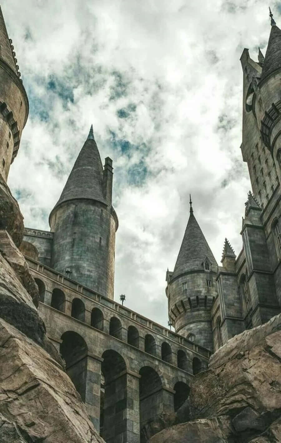 Un estudiante de Hogwarts explora el mundo mágico Fondos de pantalla
