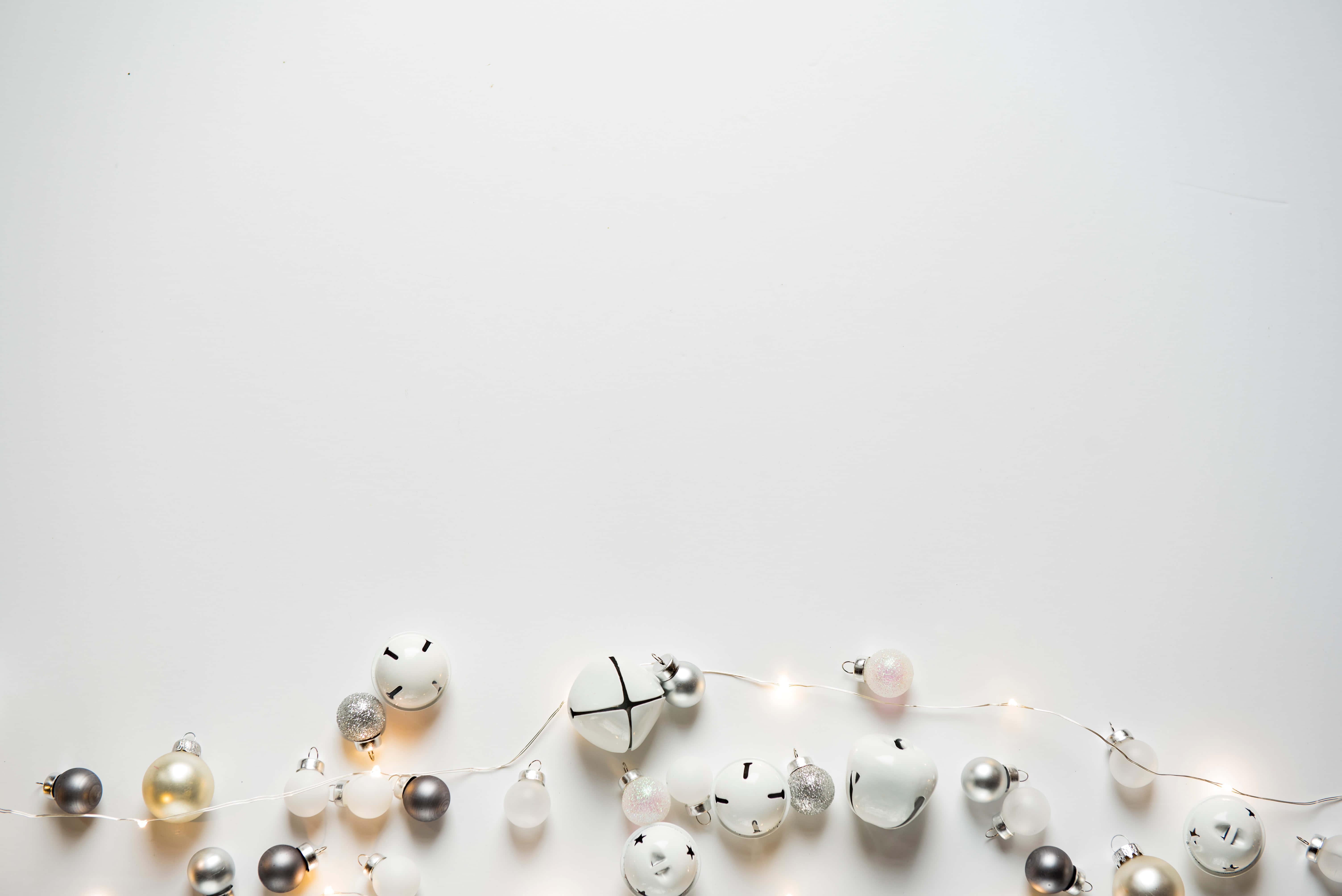 un fondo blanco con un árbol blanco y luces Fondos de pantalla