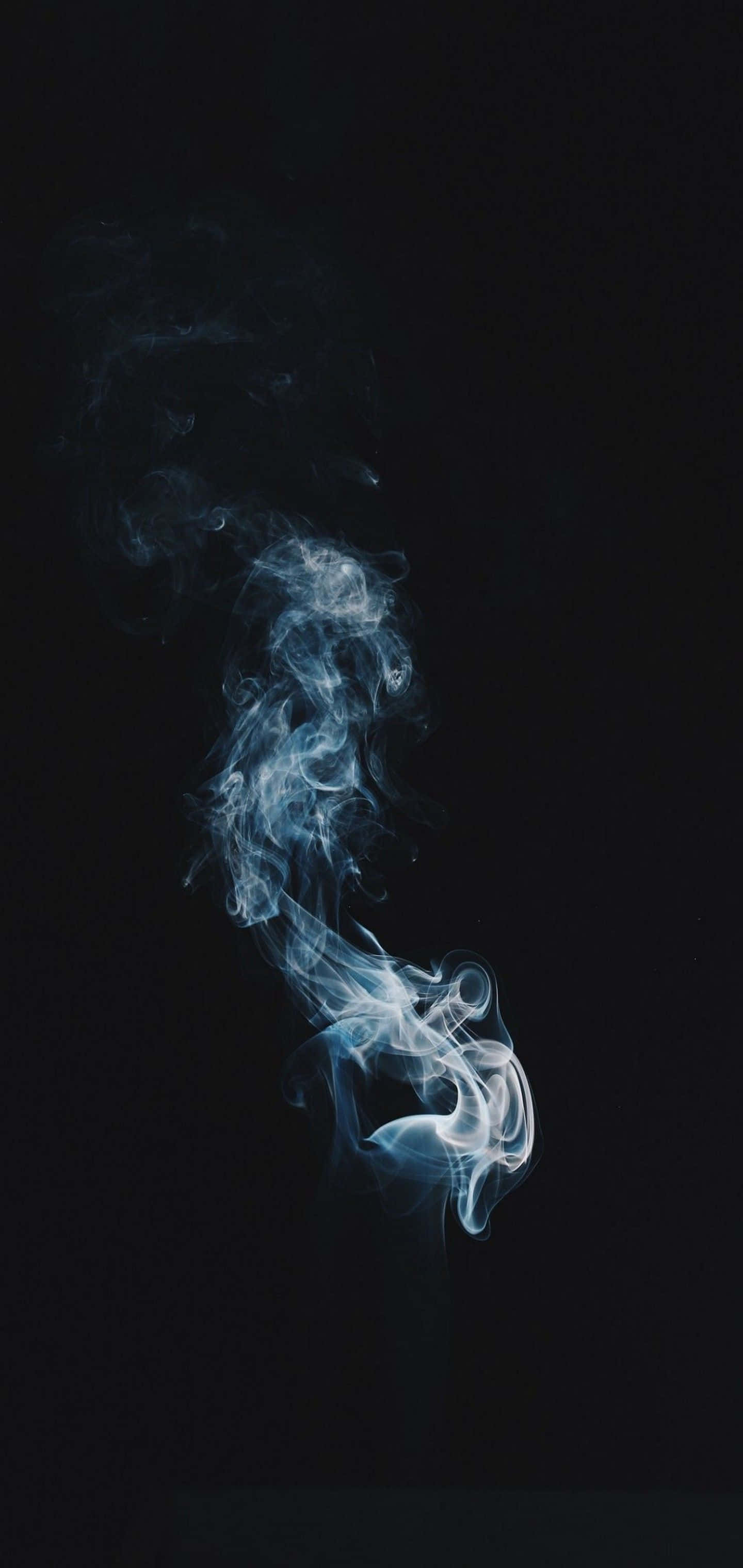 un fondo negro con humo al fondo Fondos de pantalla