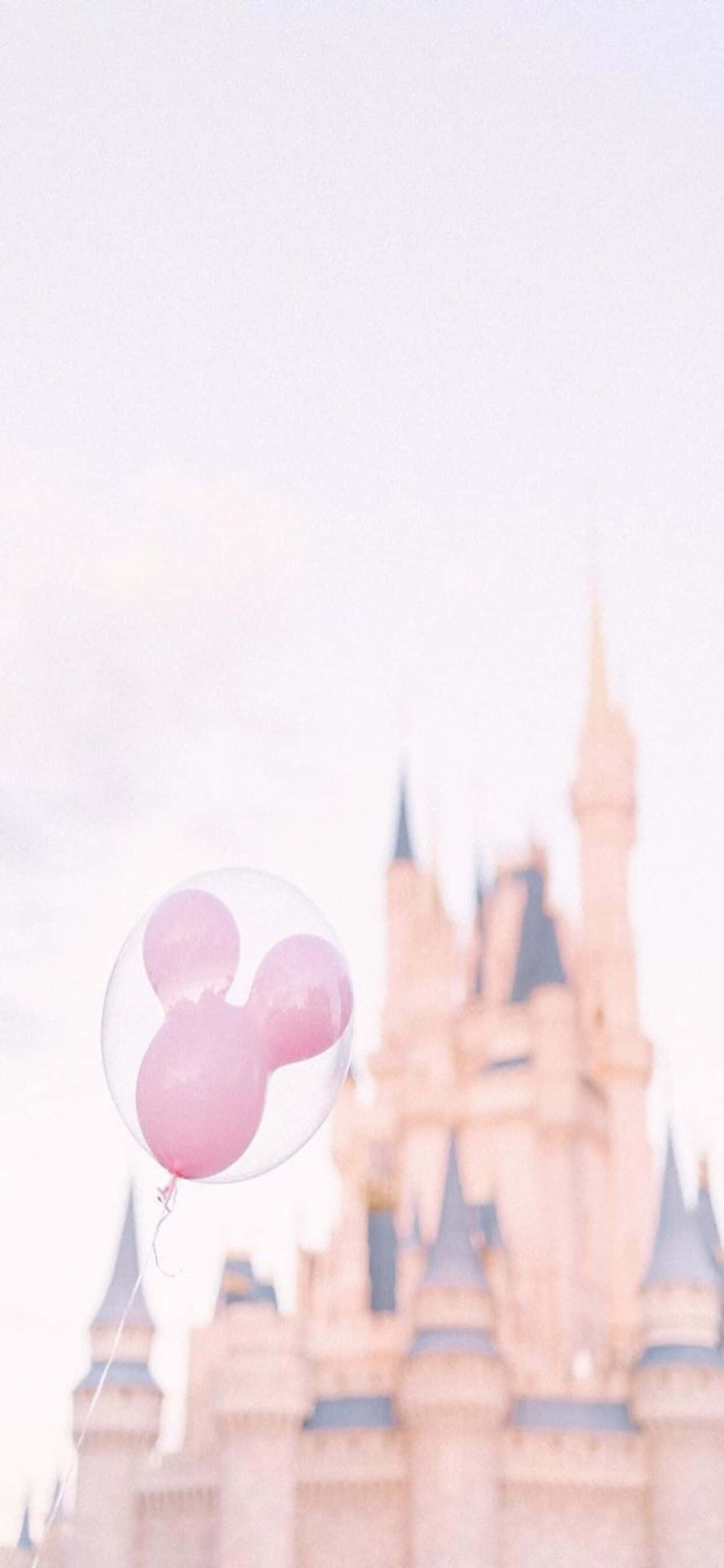 un globo rosa está frente a un castillo Fondos de pantalla