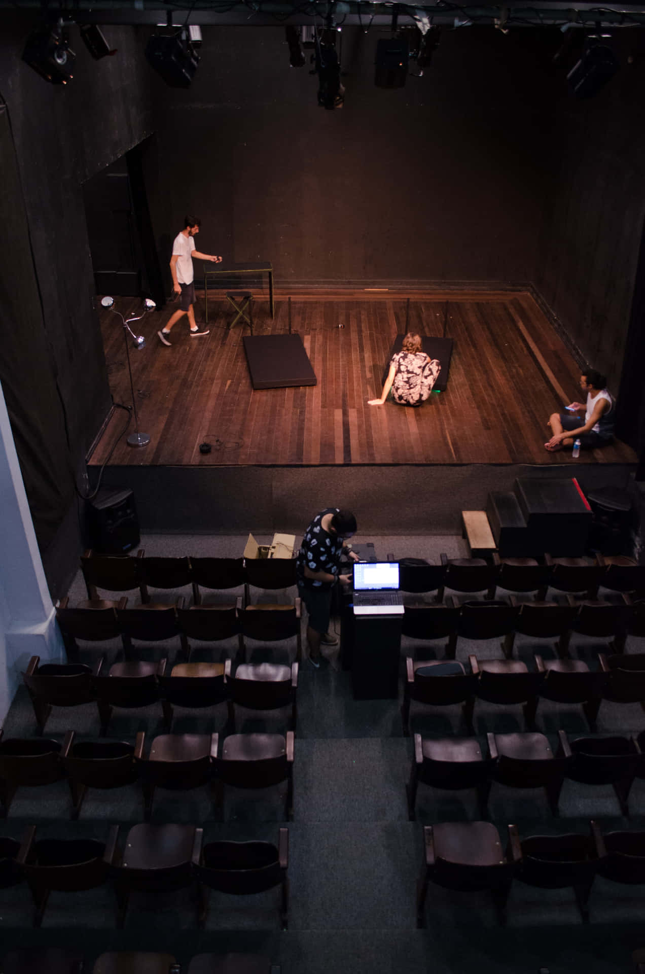 Un grupo de diversos actores y actrices ensayando en el escenario Fondos de pantalla