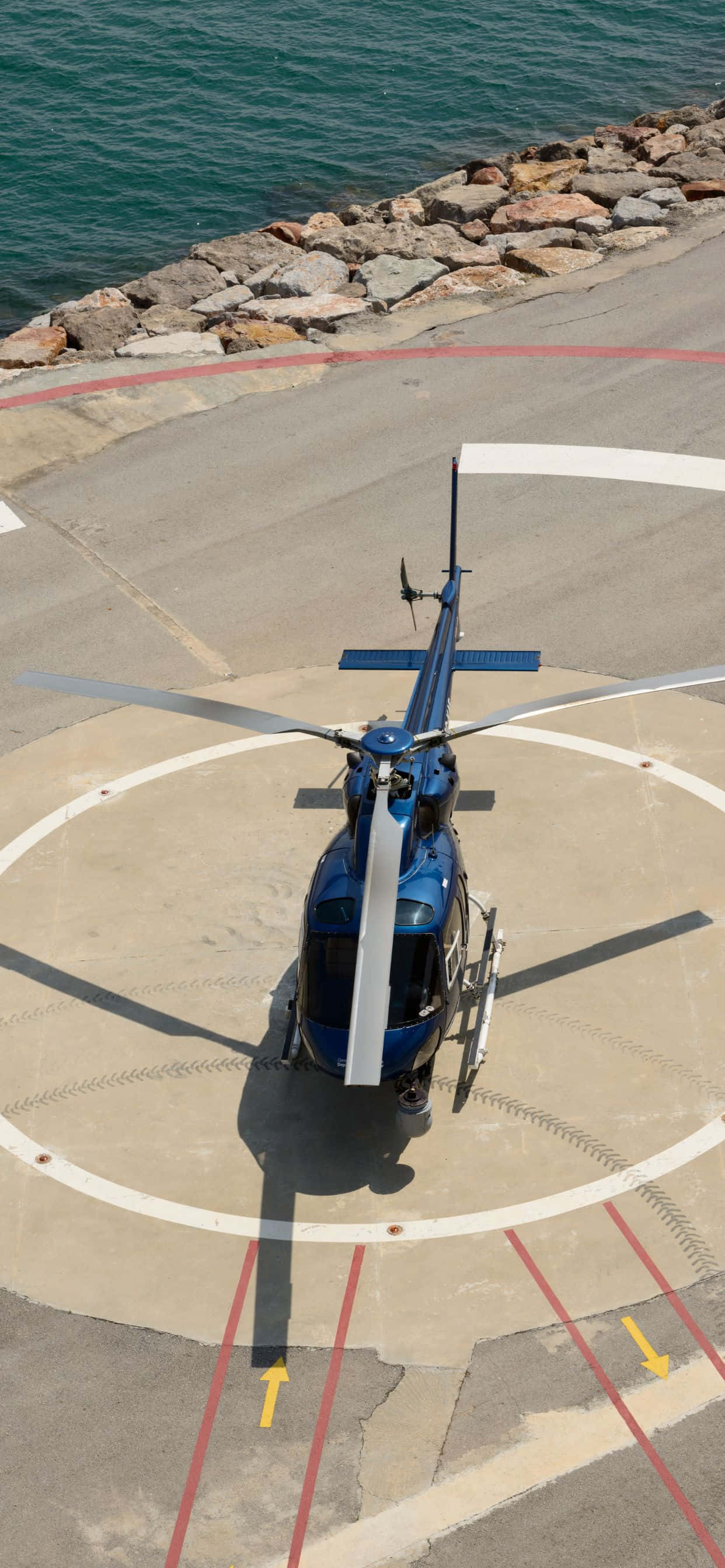 un helicóptero está estacionado en la plataforma Fondos de pantalla
