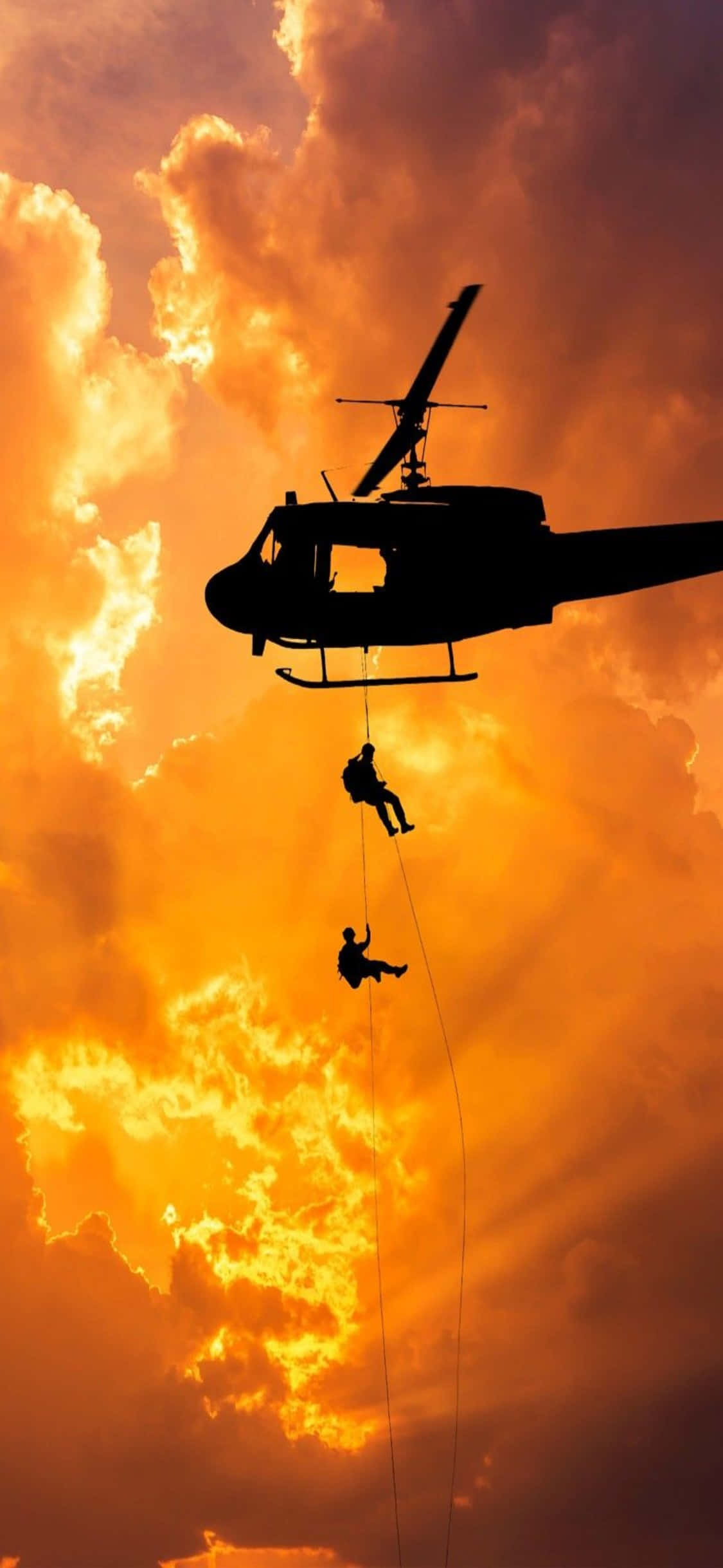 Un helicóptero moderno vuela contra un cielo azul iluminado por un hermoso atardecer Fondos de pantalla