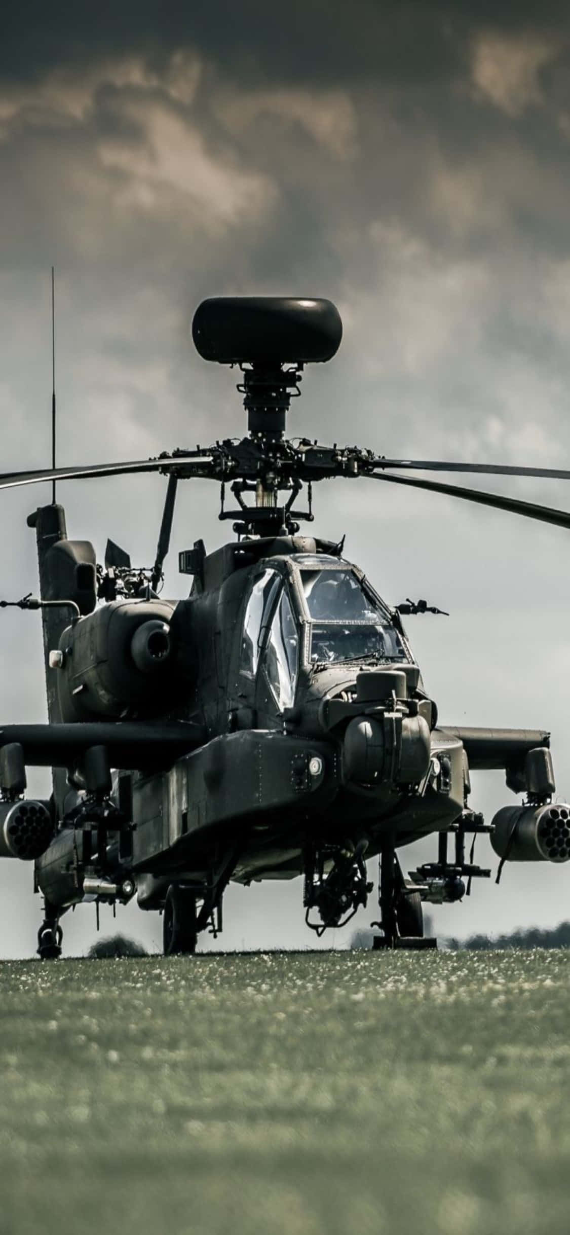 un helicóptero militar negro está en el suelo Fondos de pantalla