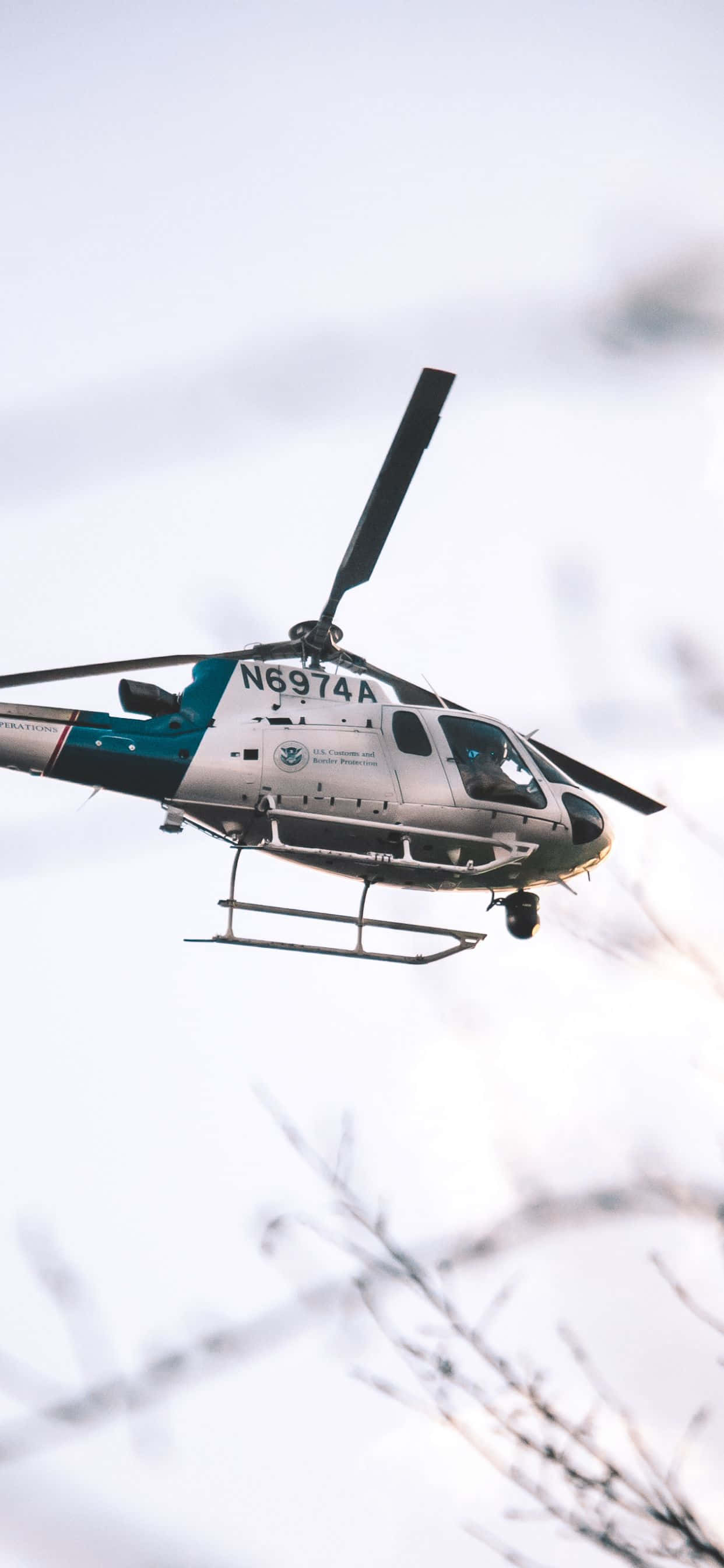 un helicóptero volando por el cielo Fondos de pantalla