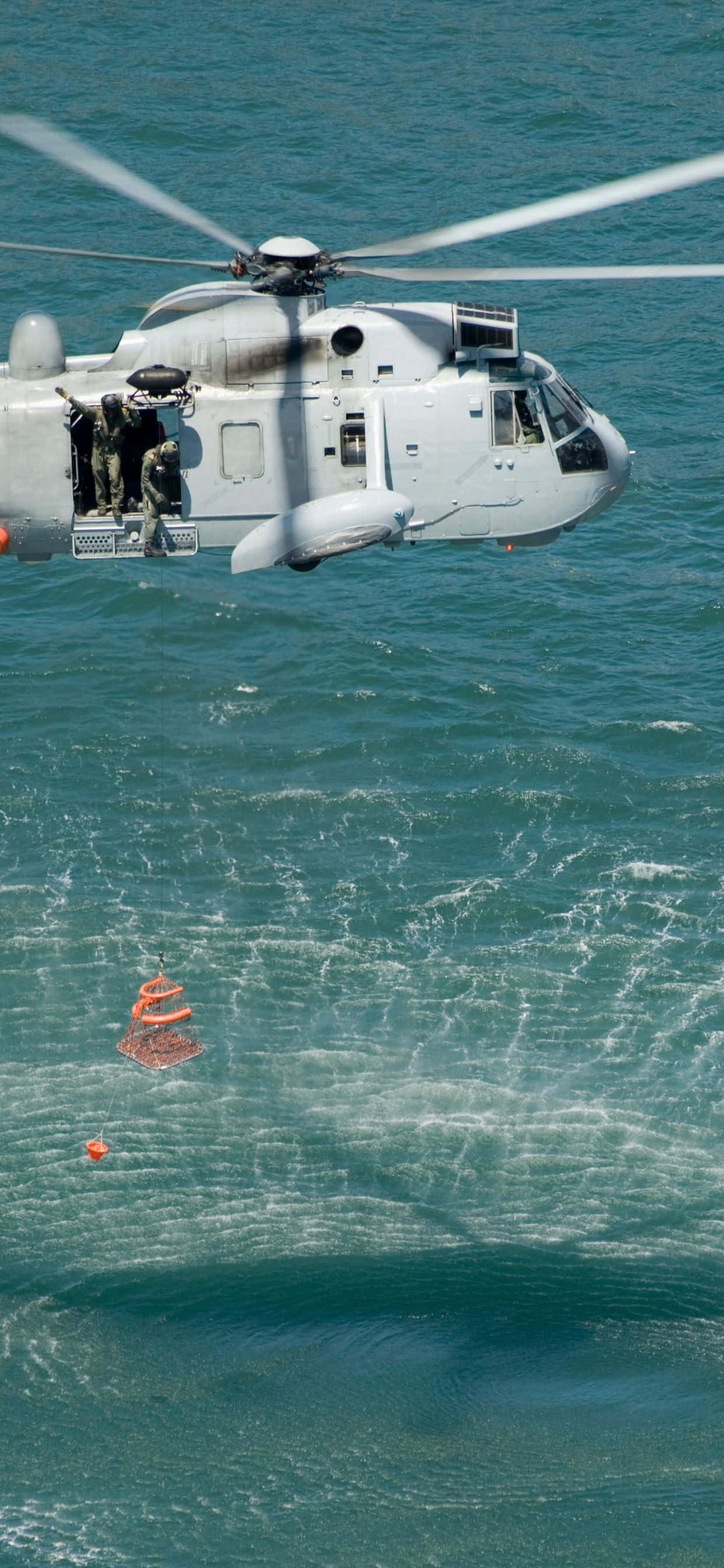 un helicóptero volando sobre el agua Fondos de pantalla