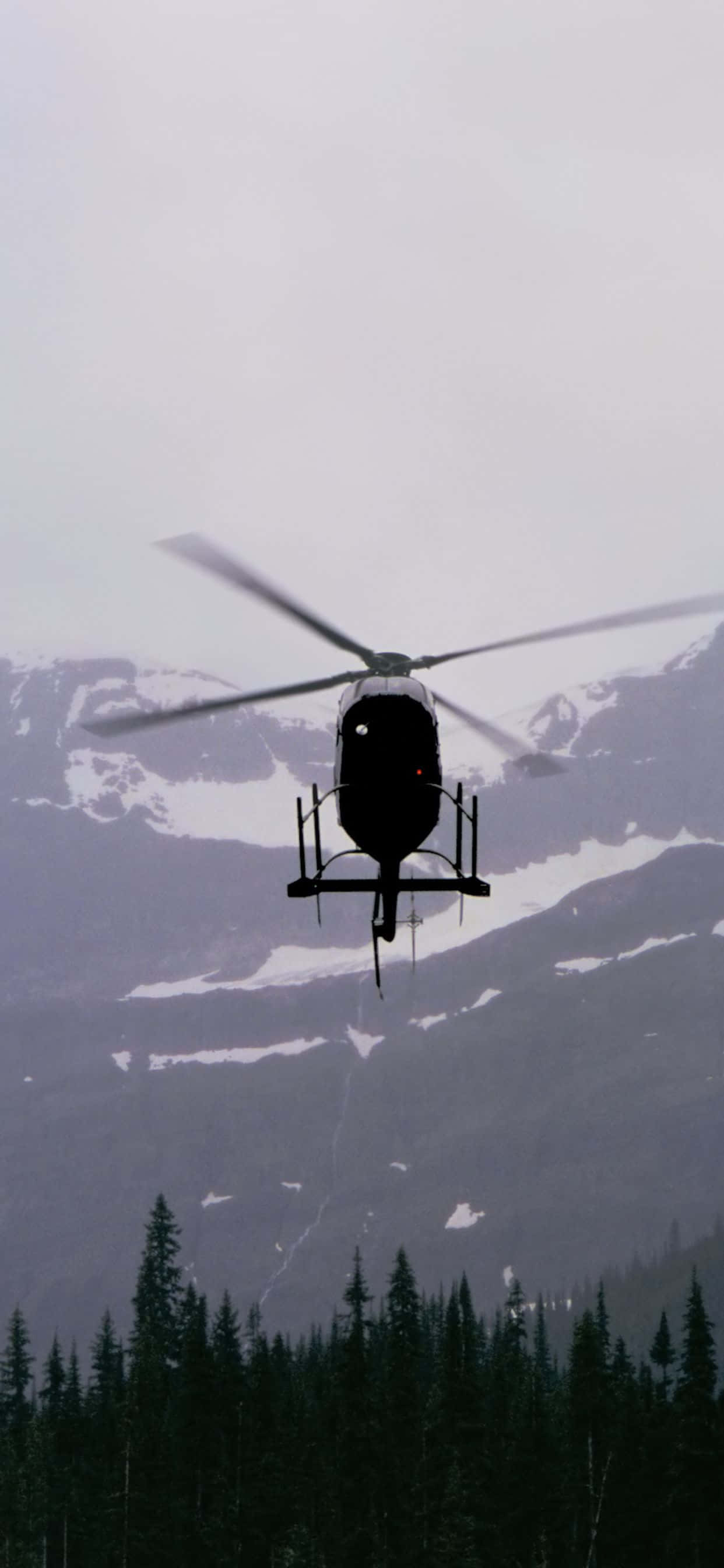 un helicóptero volando sobre una cordillera Fondos de pantalla