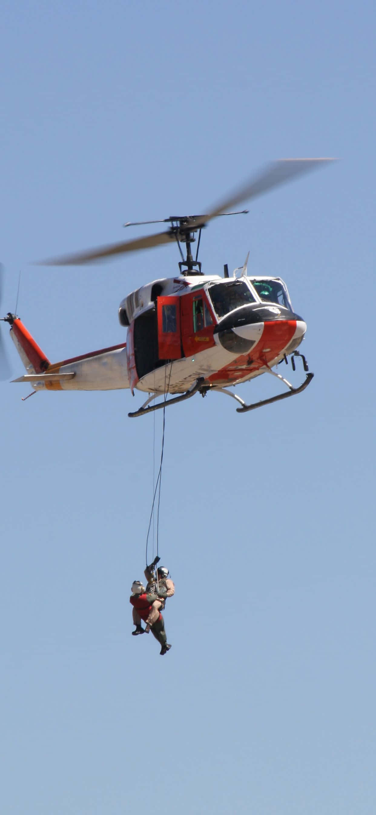 un helicóptero vuela en el cielo Fondos de pantalla
