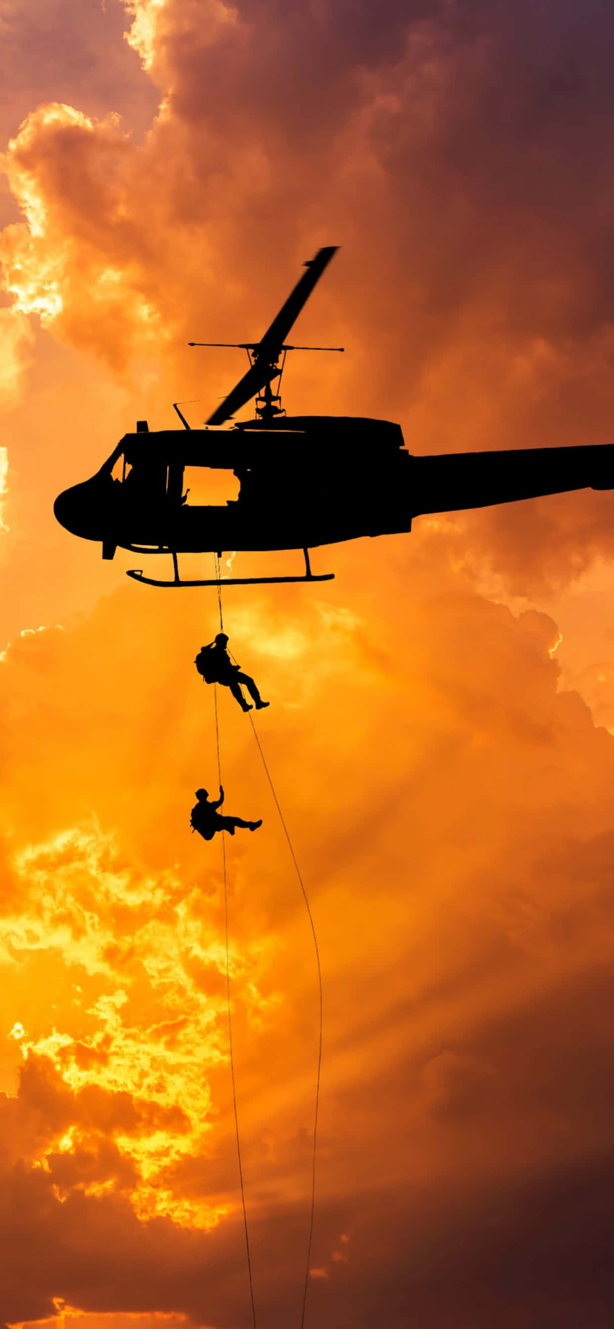 un helicóptero vuela sobre un hombre Fondos de pantalla