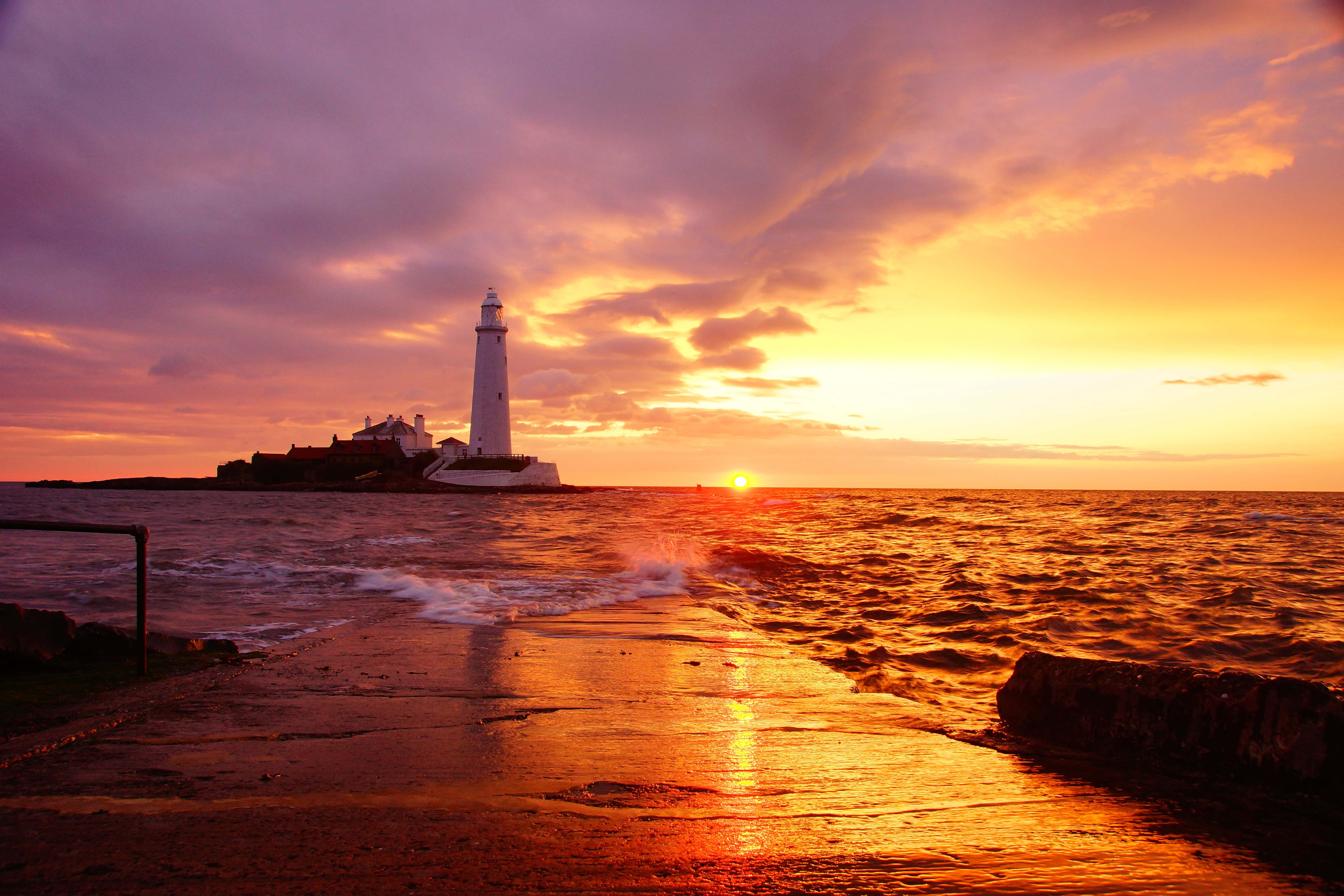 “Un hermoso atardecer pinta el cielo.” Fondos de pantalla