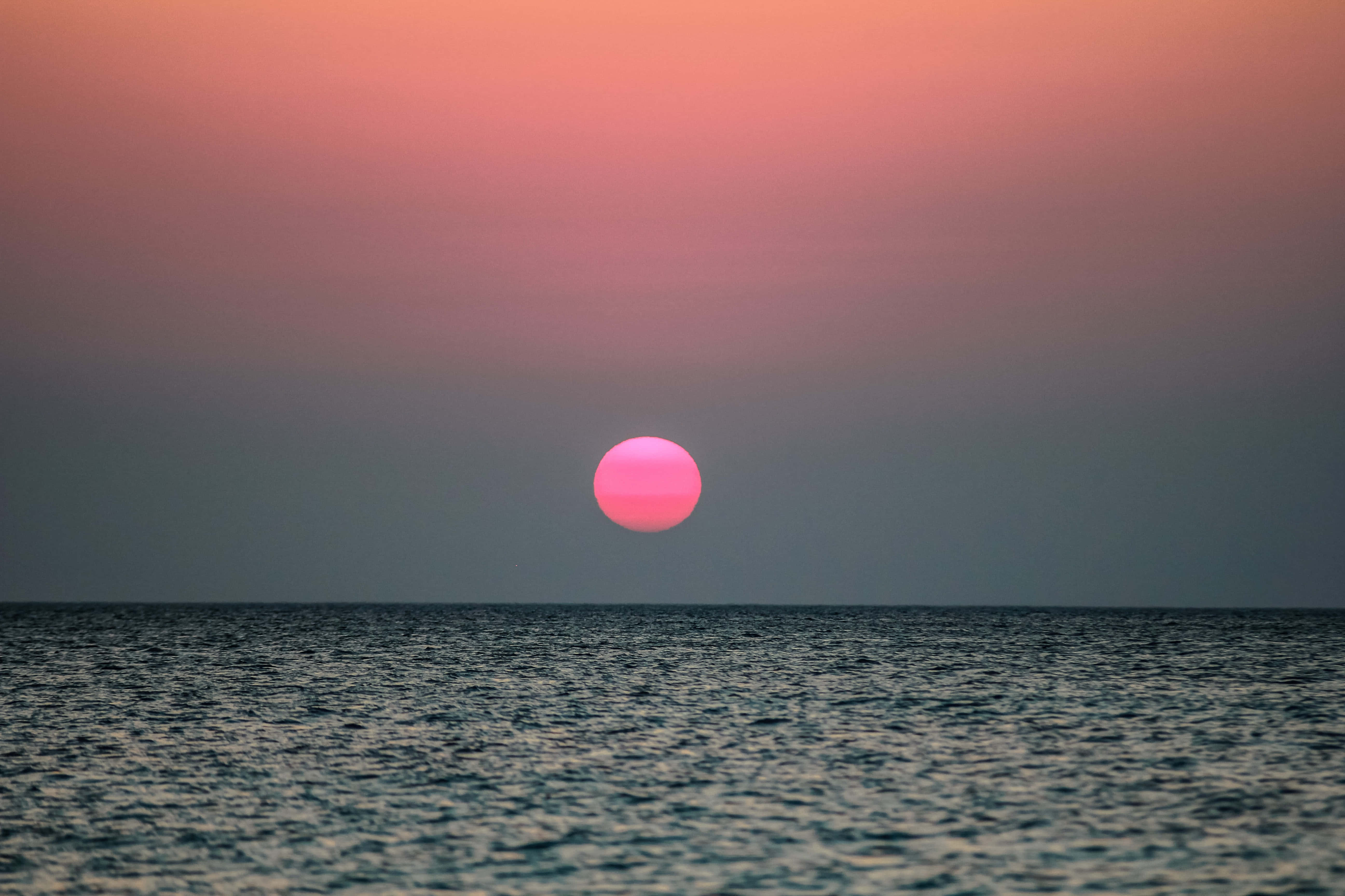Un hermoso atardecer pintando el cielo en colores cálidos. Fondos de pantalla