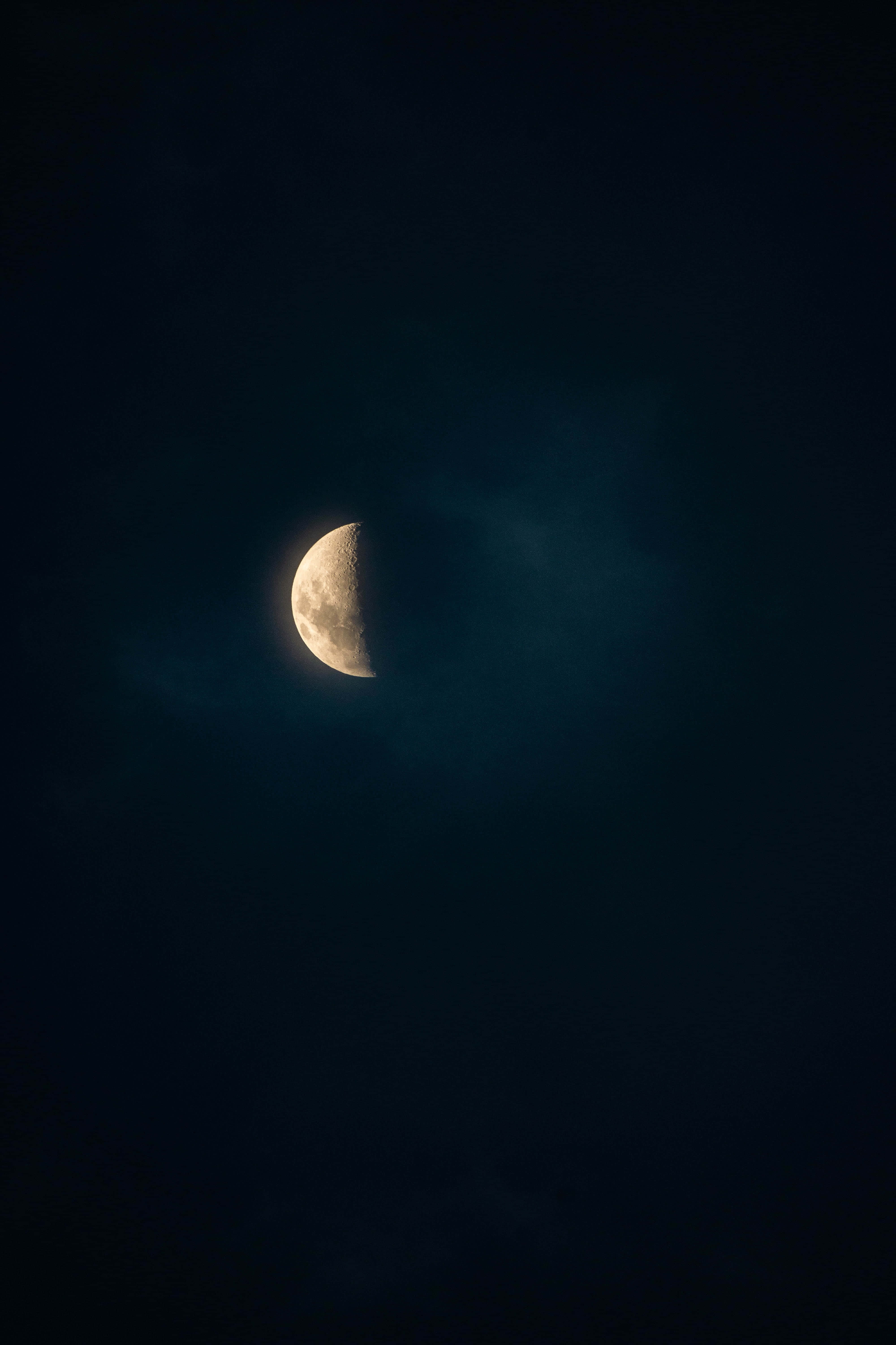 Un hermoso cielo de verano en un tono azul relajante Fondos de pantalla
