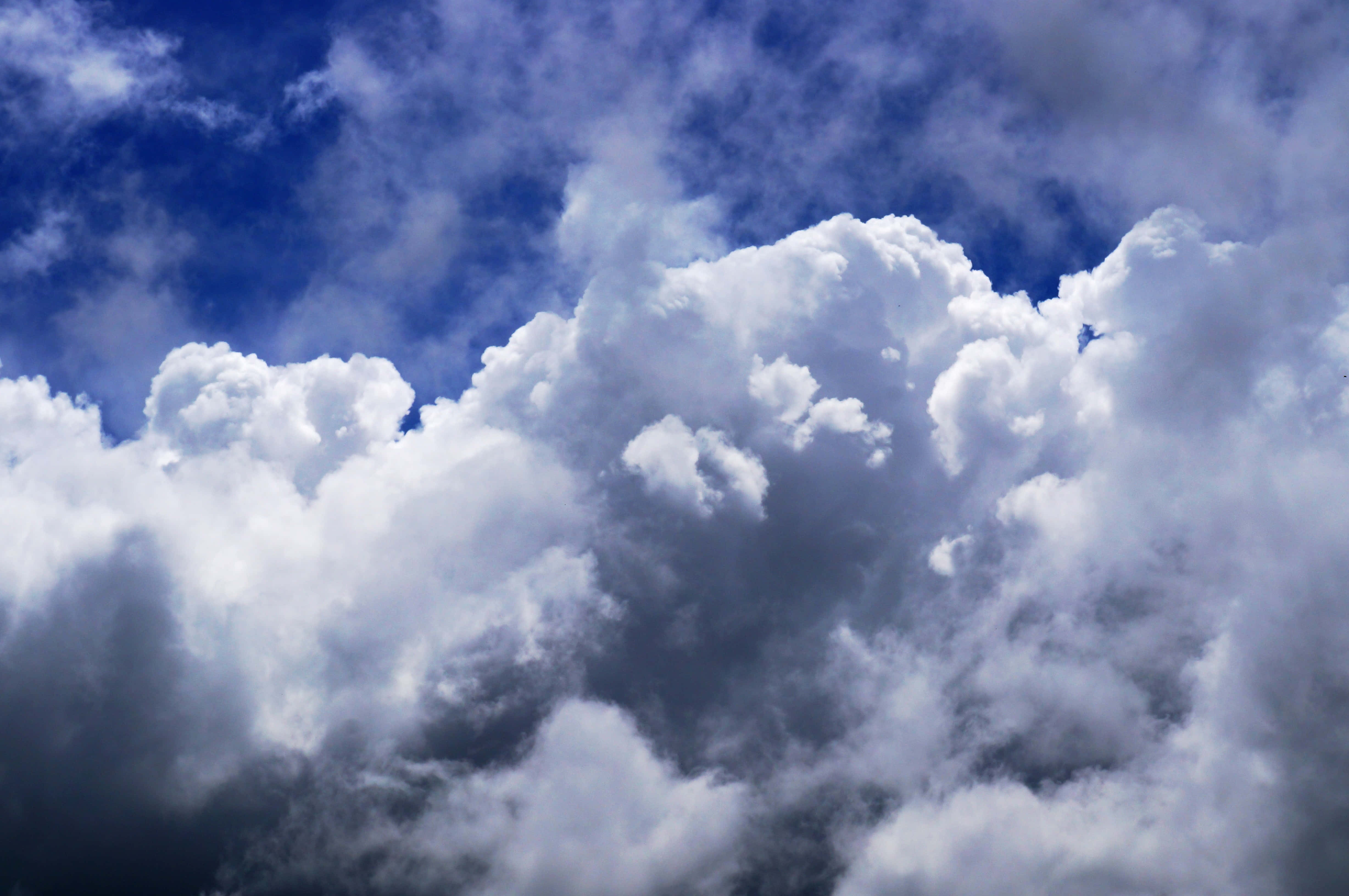 Un hermoso día despejado con un cielo azul brillante. Fondos de pantalla