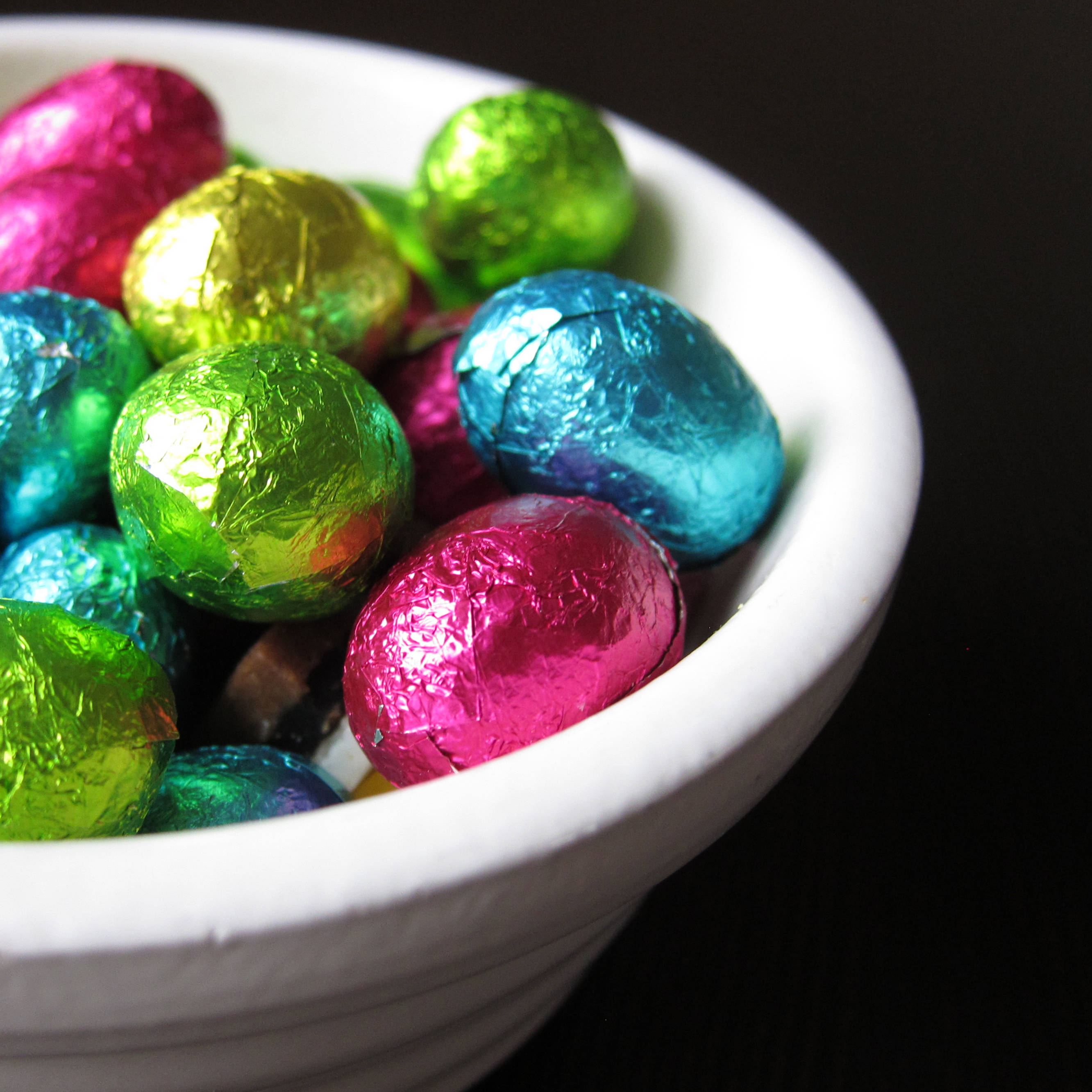 Un hermoso tazón de huevos de Pascua multicolores Fondos de pantalla