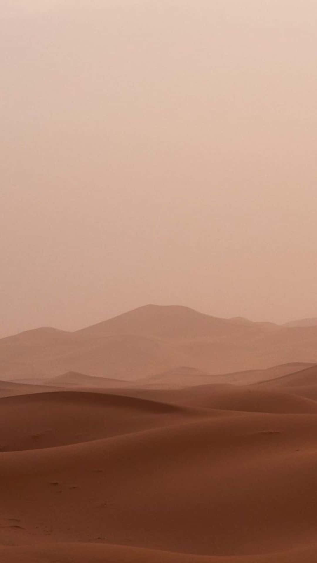 Un hombre camina por el desierto Fondos de pantalla