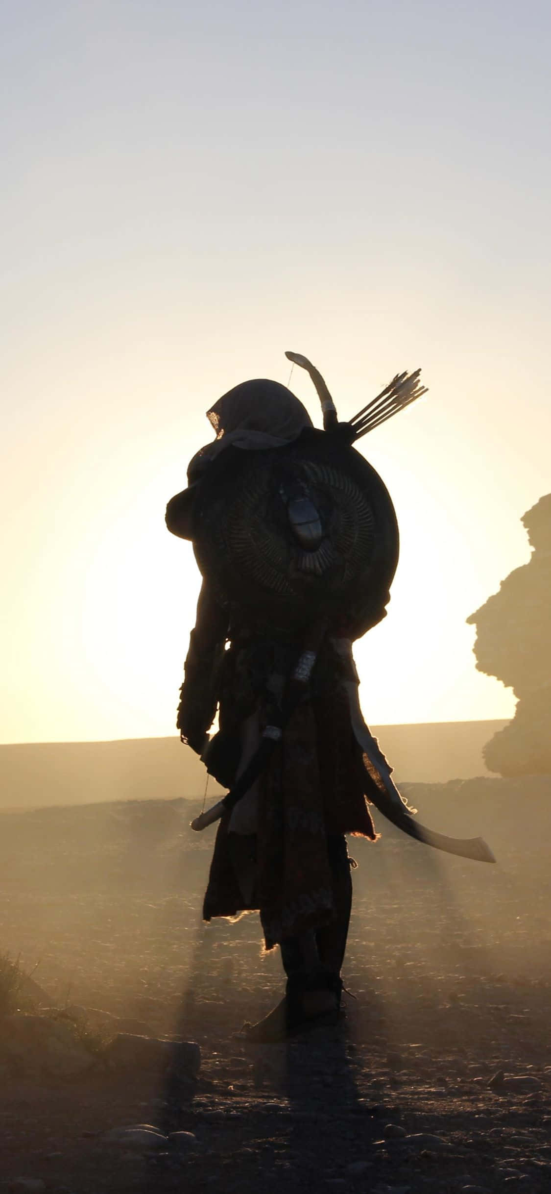 un hombre con túnica camina en el desierto Fondos de pantalla