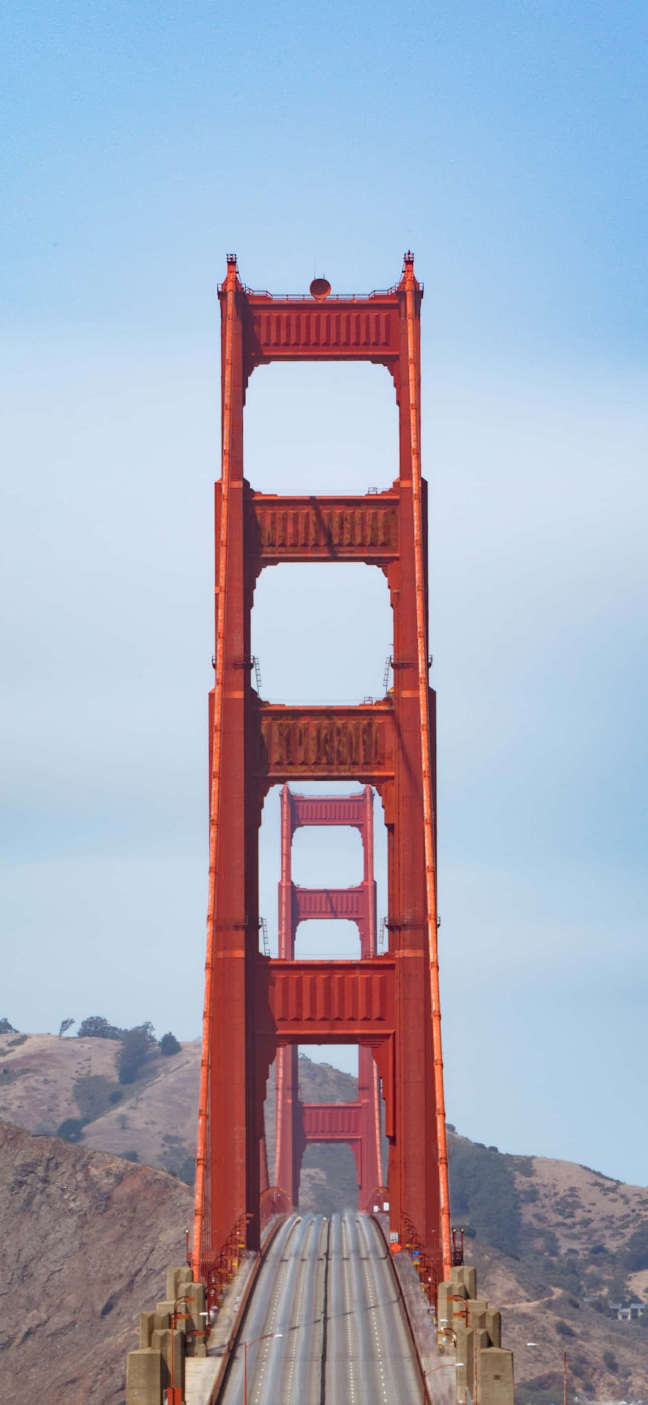 un hombre cruzando el puente Golden Gate en auto Fondos de pantalla