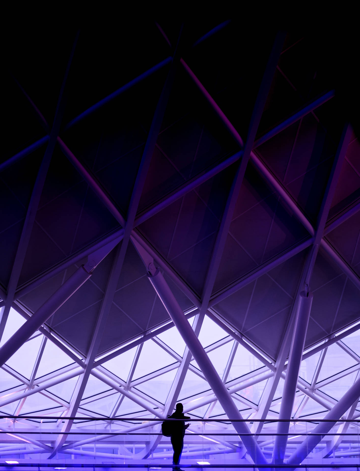 Un hombre de pie dentro de una arquitectura púrpura wallpaper.