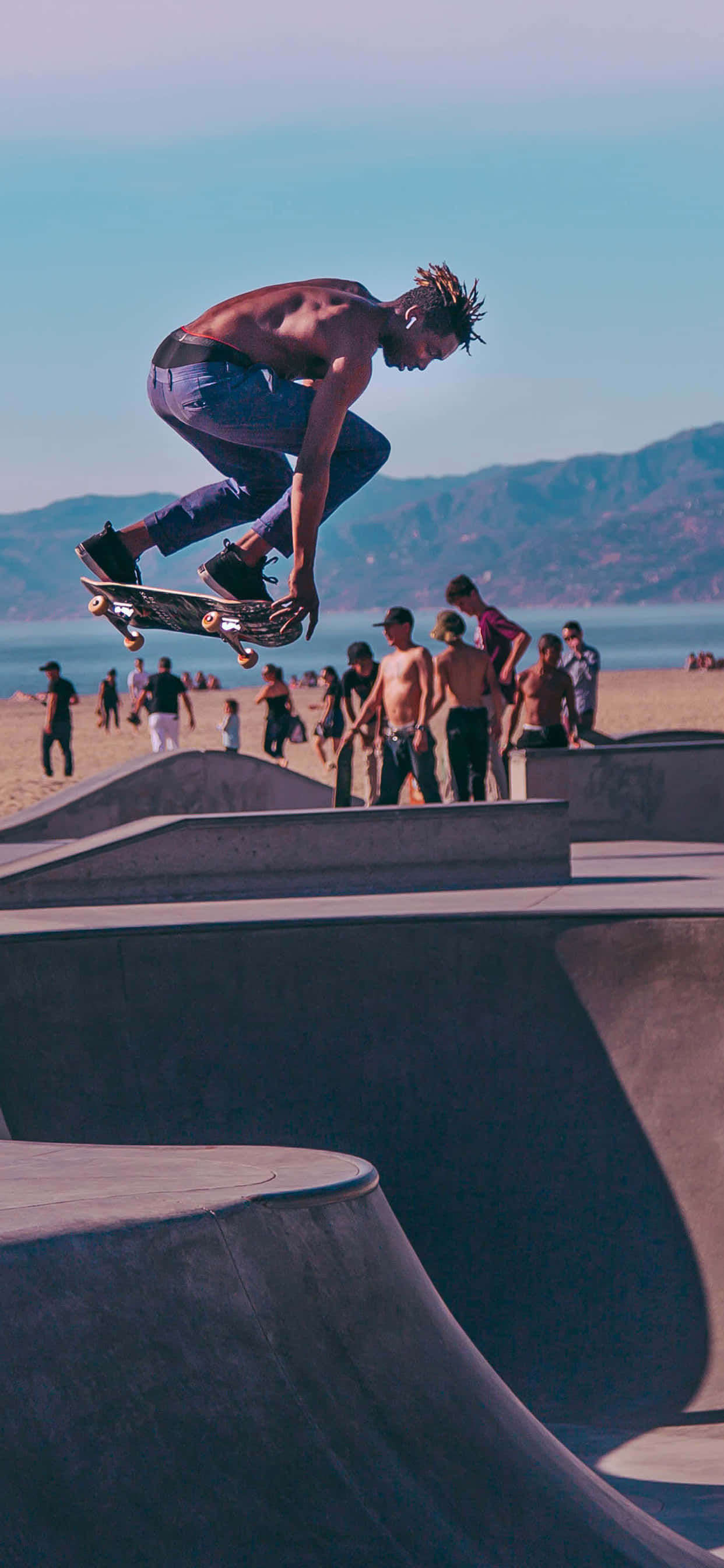 un hombre haciendo un truco en una patineta Fondos de pantalla