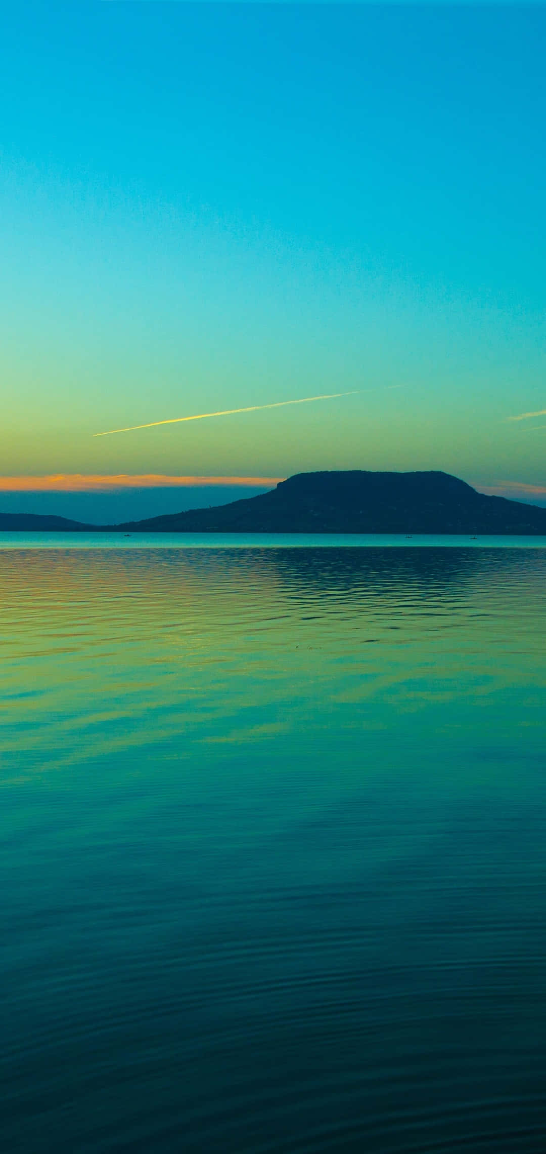 un hombre navega en un lago al atardecer Fondos de pantalla
