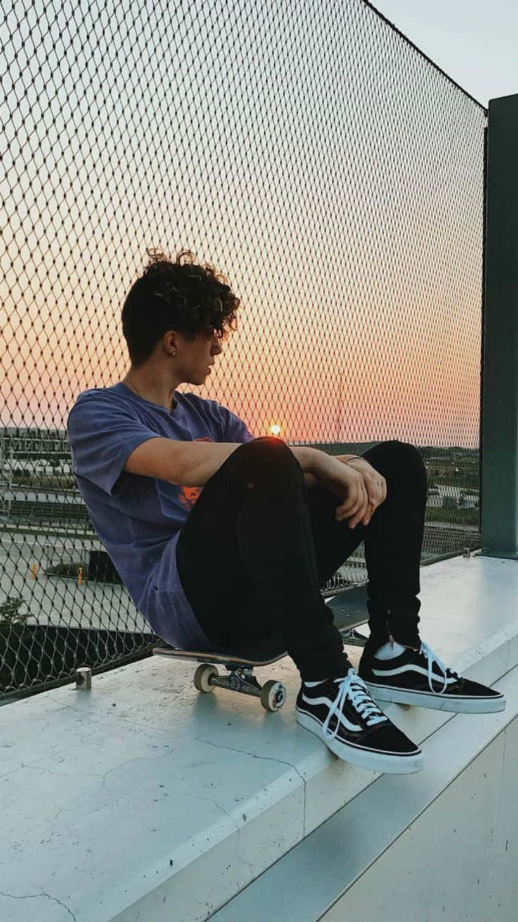 un hombre sentado en una patineta Fondos de pantalla