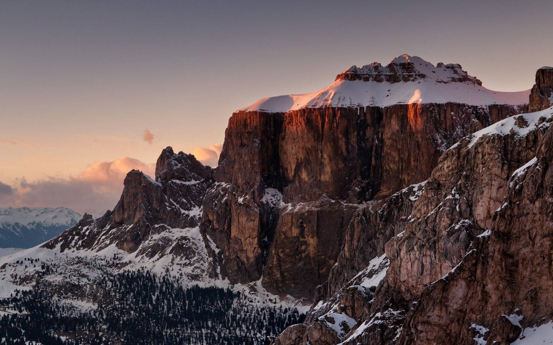 Un hombre solitario en la cima de una montaña Fondos de pantalla