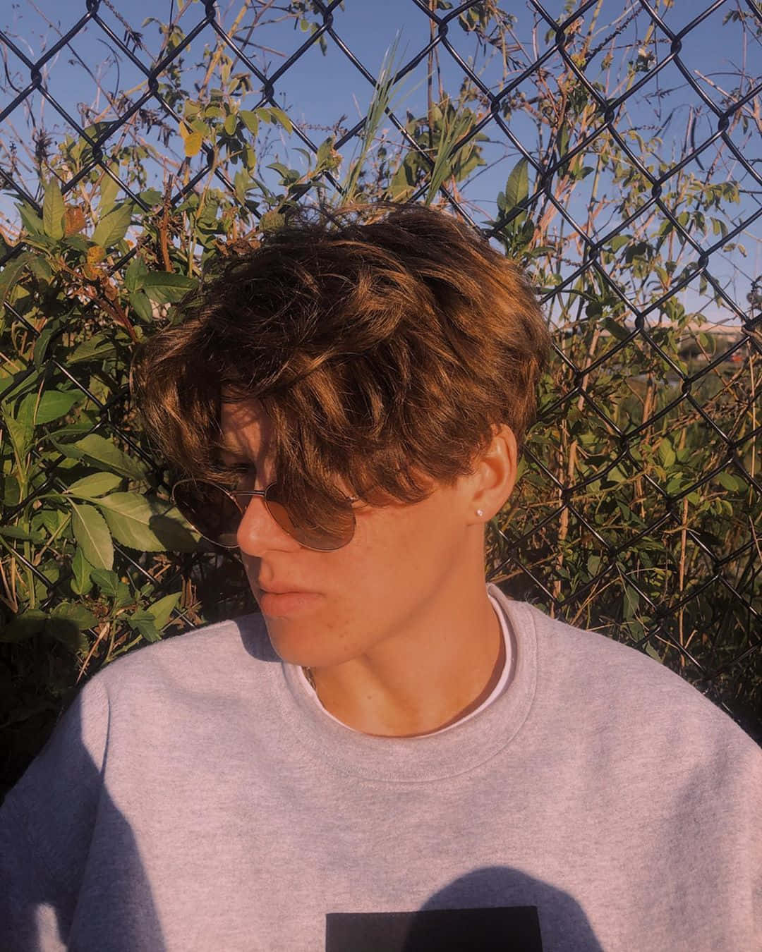 un hombre usando lentes de sol y una sudadera Fondos de pantalla