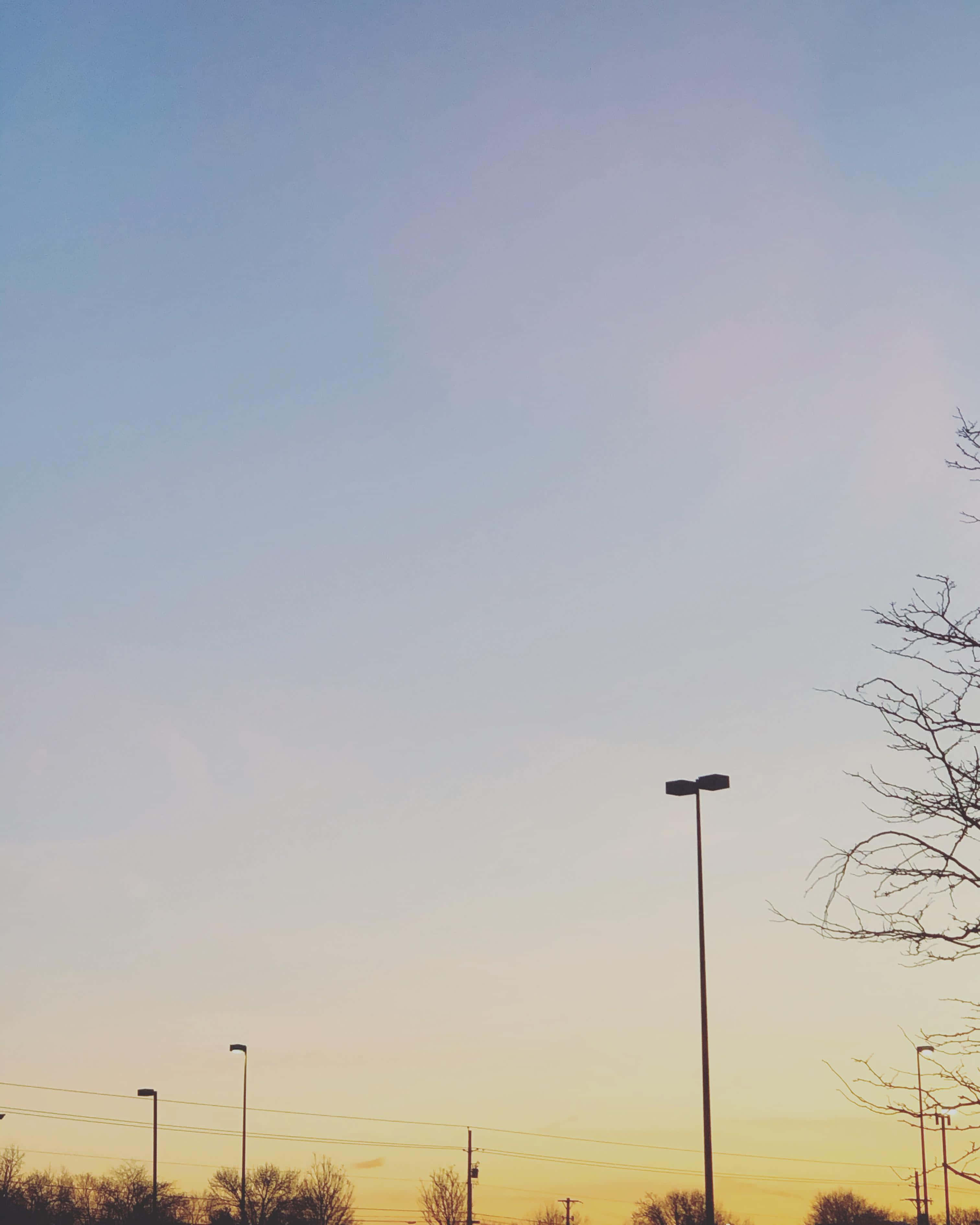 Un hombre vuela una cometa en un estacionamiento Fondos de pantalla