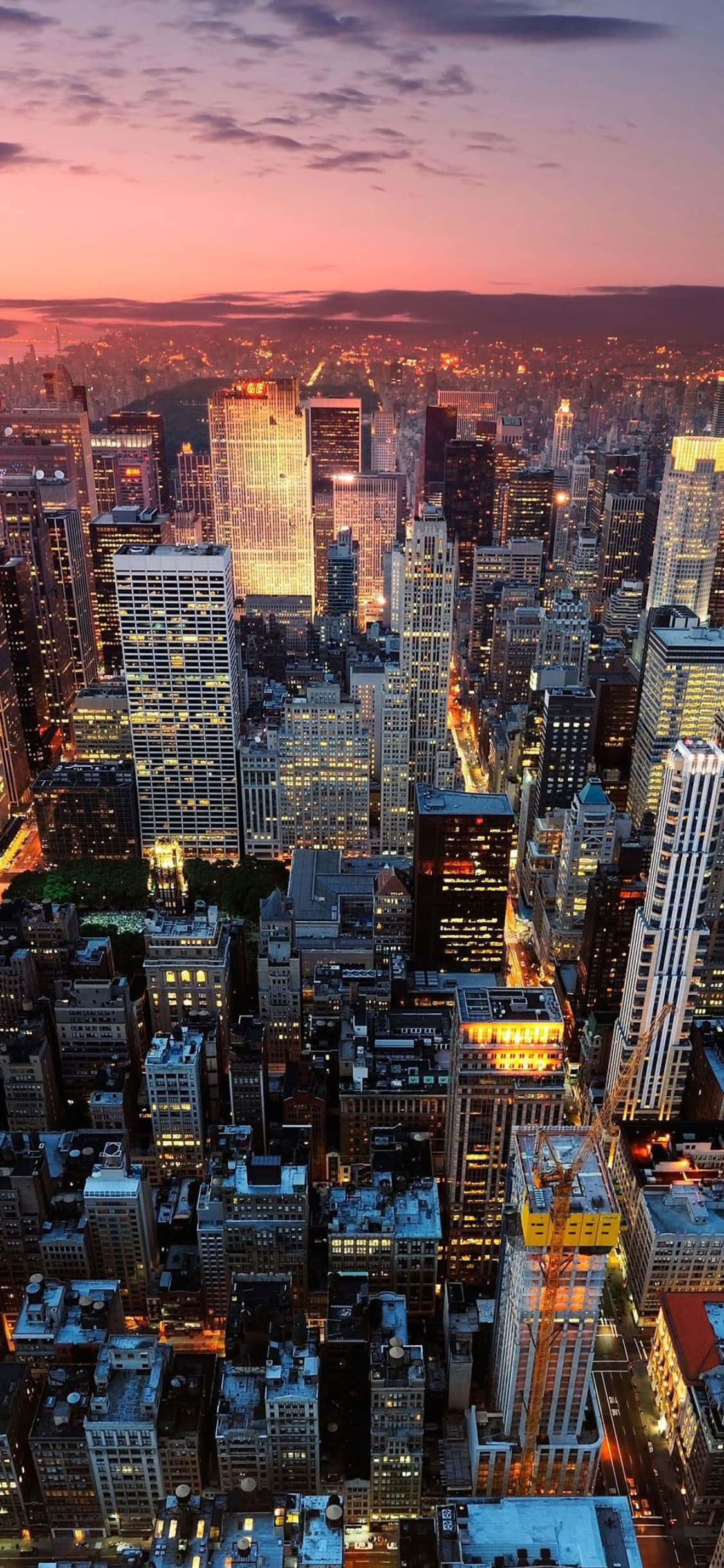 Un horizonte nublado y brumoso de la ciudad de Nueva York visto a través de un iPhone X Fondos de pantalla