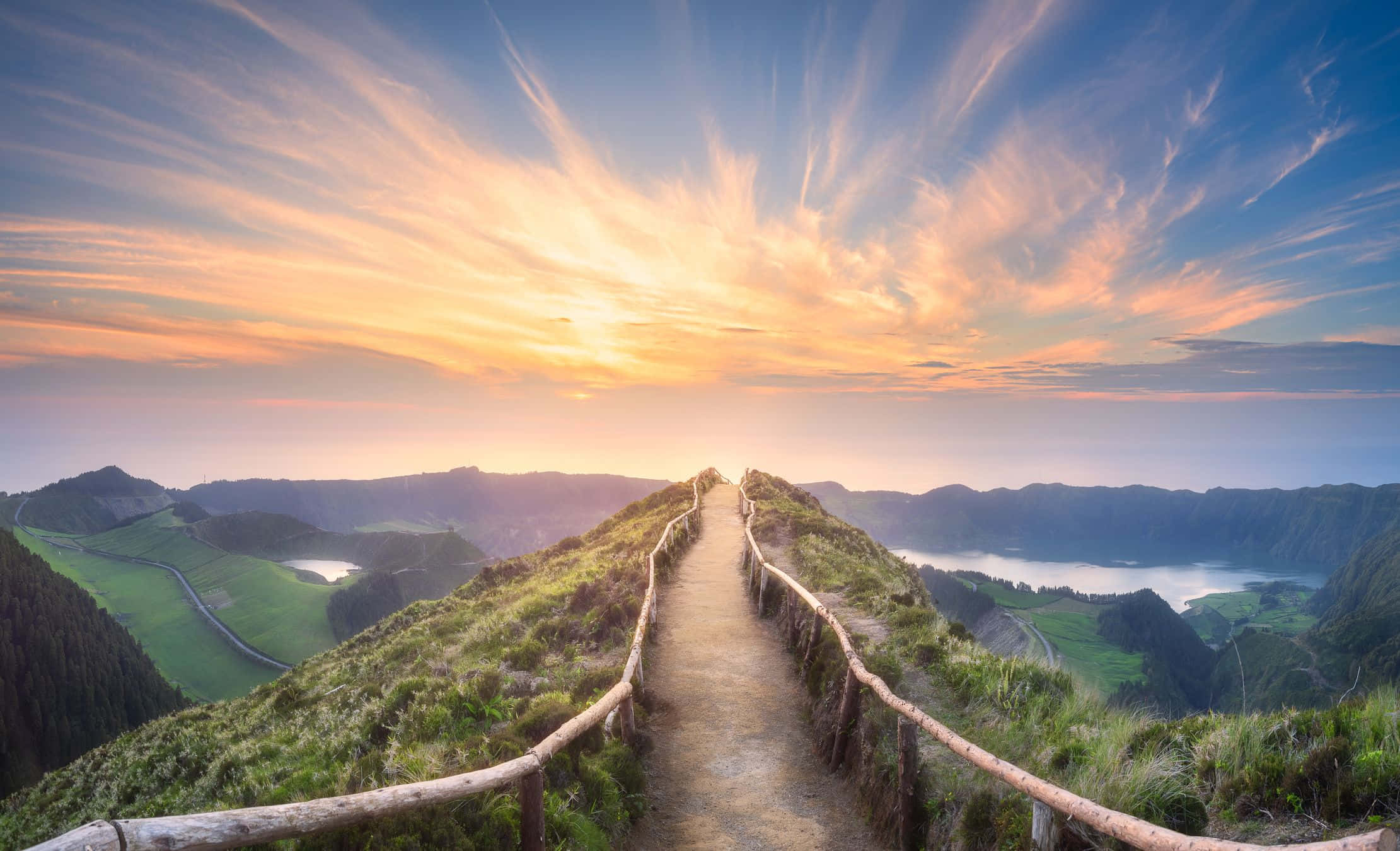 Un impresionante amanecer detrás de un hermoso paisaje Fondos de pantalla