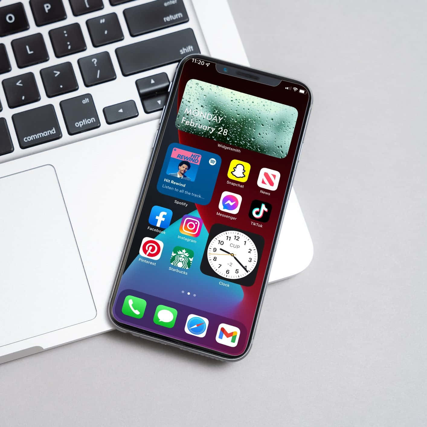 un iPhone xr con aplicaciones junto a una laptop Fondos de pantalla
