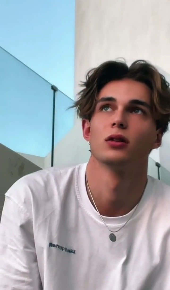 un joven con camisa blanca observa algo Fondos de pantalla