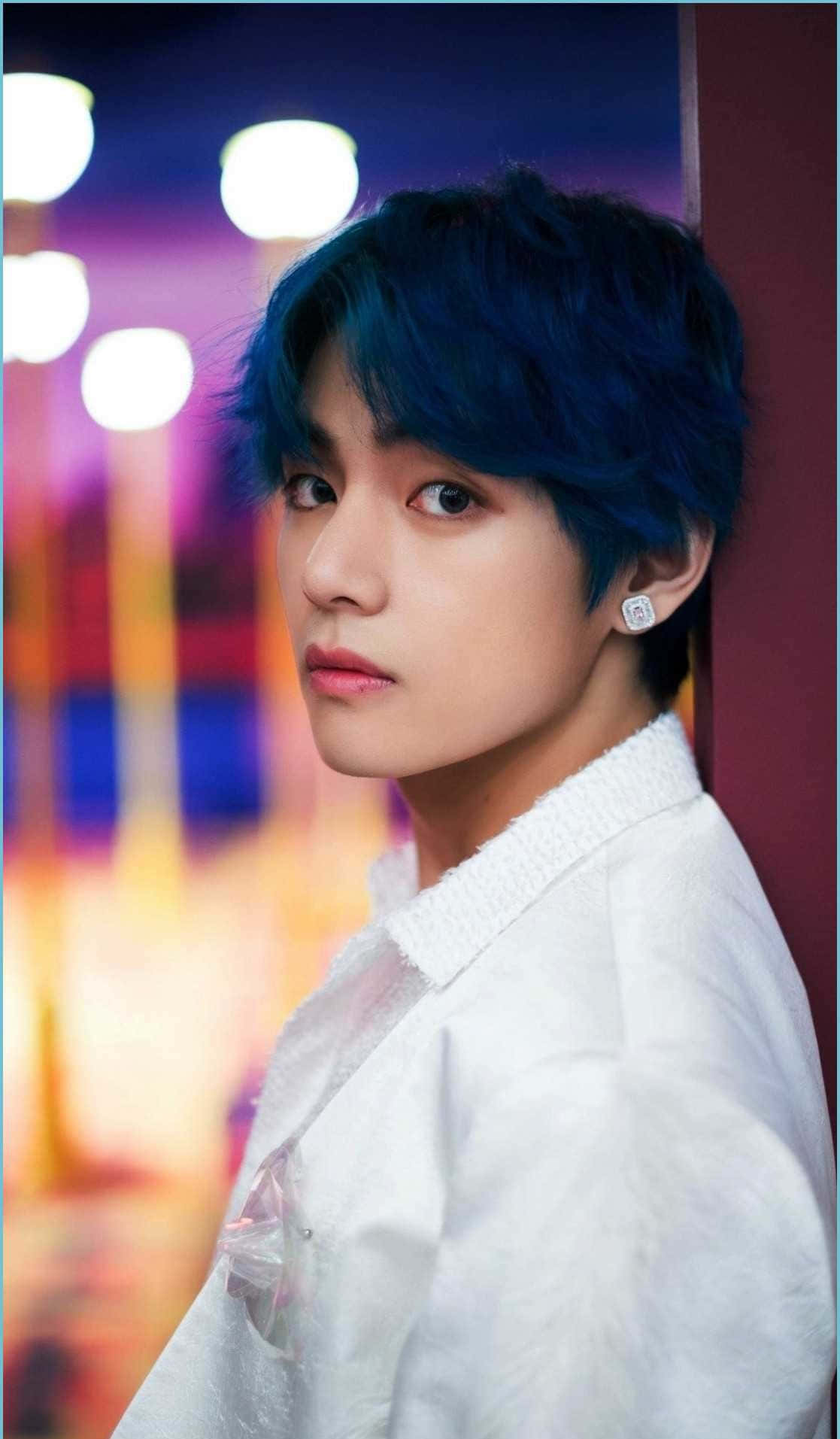Un joven de cabello azul posando para una foto Fondos de pantalla