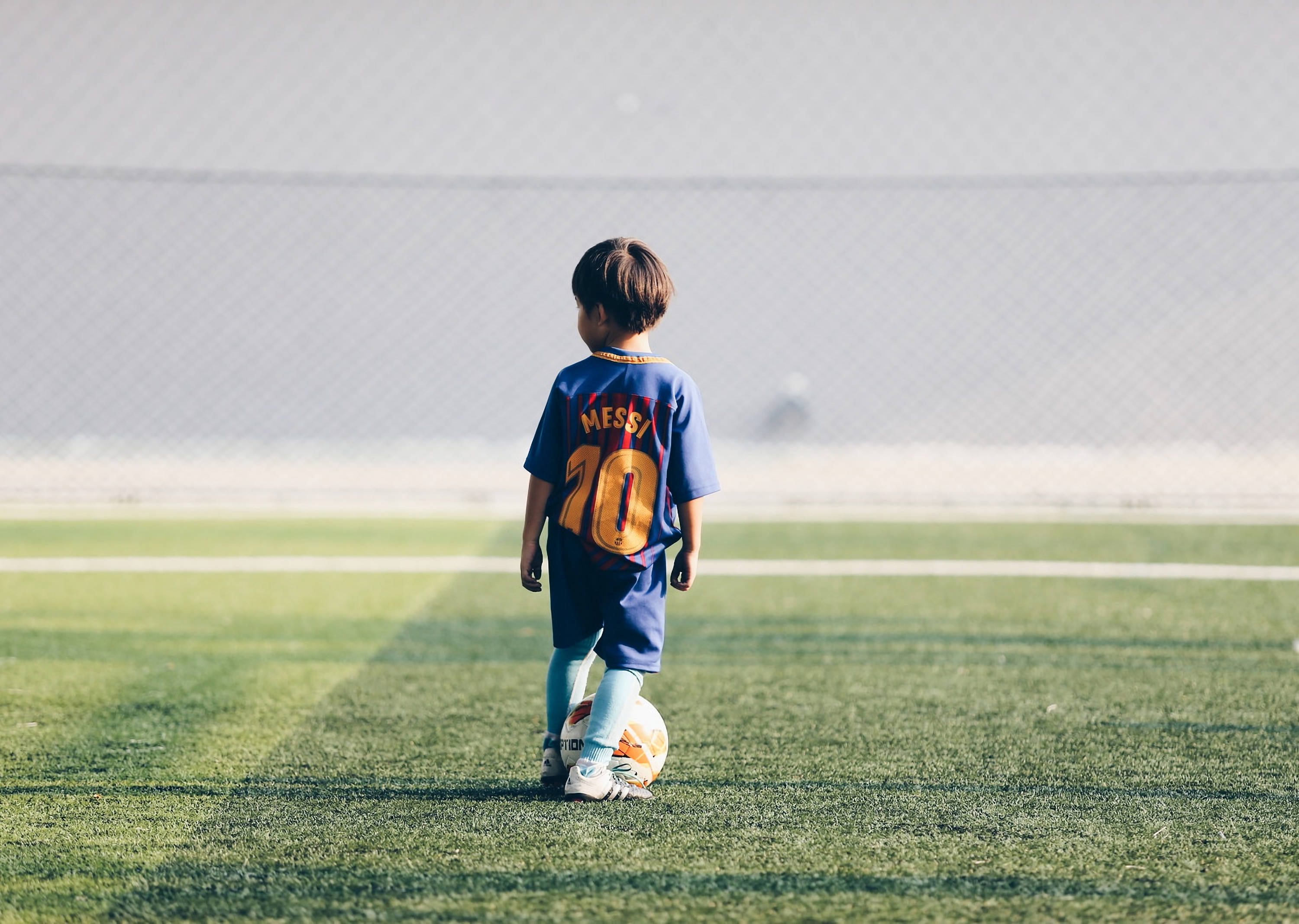 Un joven esperanzador sueña con vestir algún día la camiseta de Lionel Messi. Fondos de pantalla