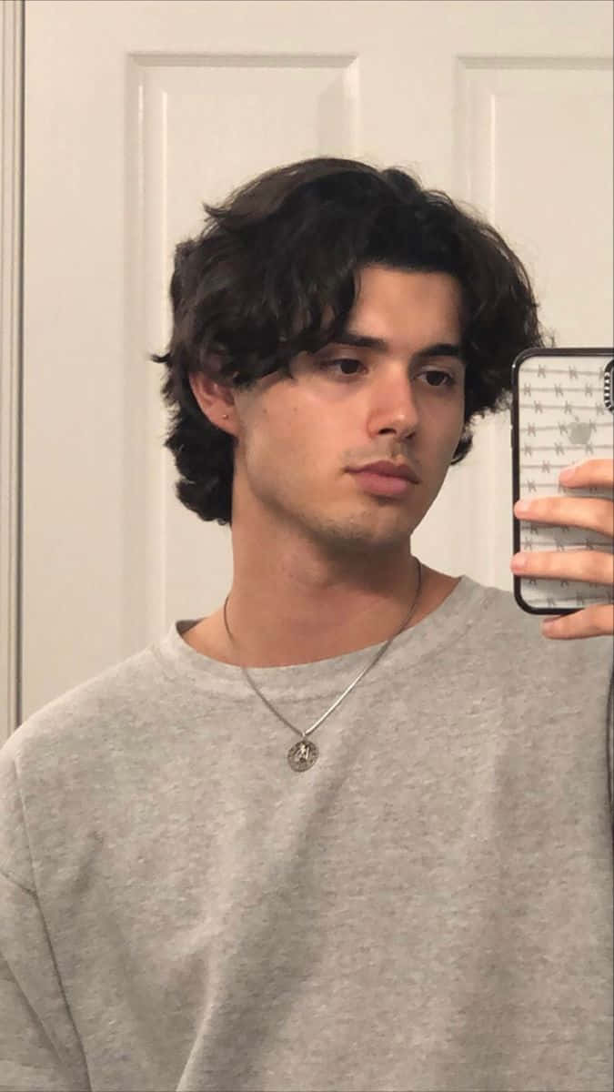 un joven tomándose una selfie en un espejo Fondos de pantalla