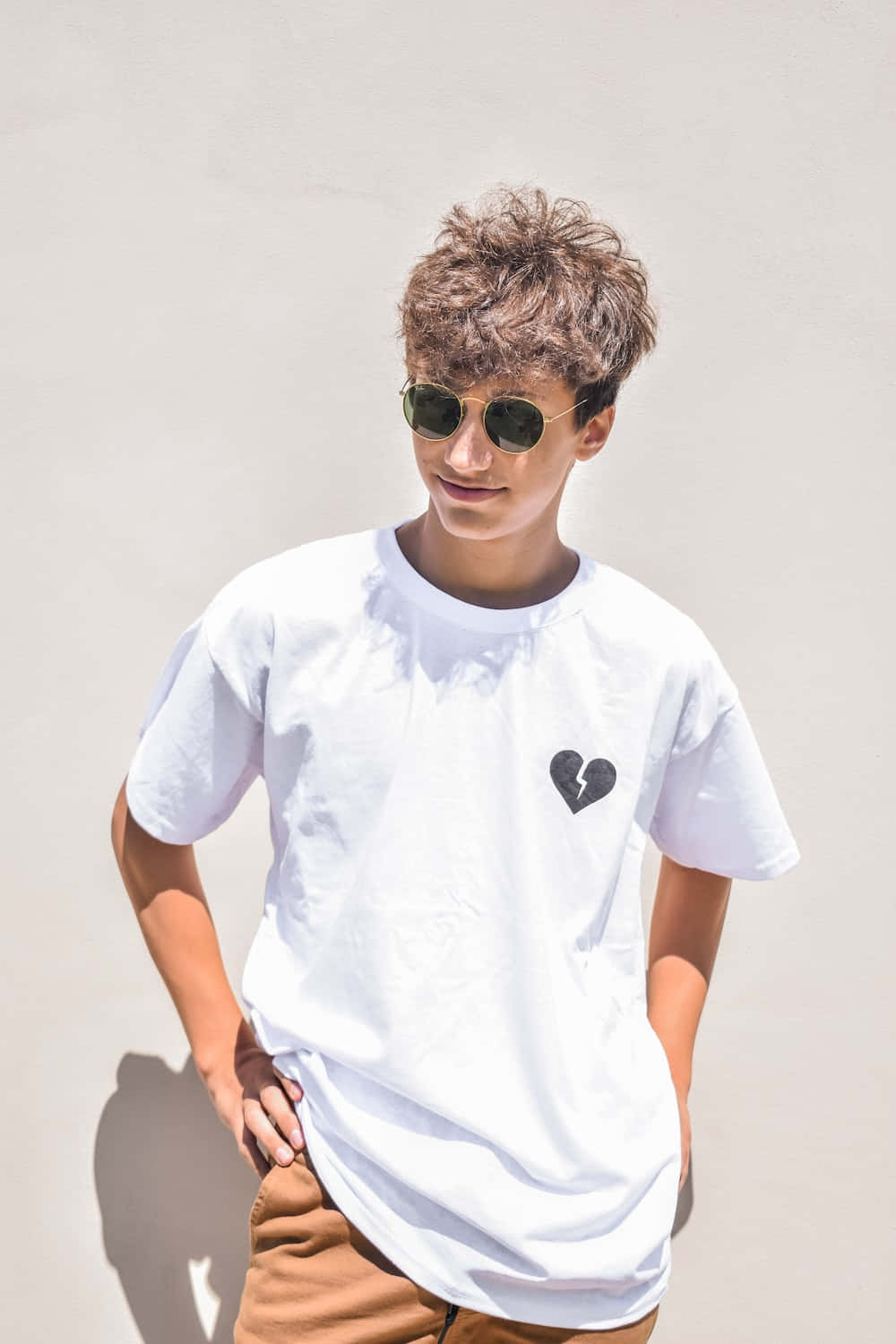 un joven usando gafas de sol y una camiseta blanca Fondos de pantalla