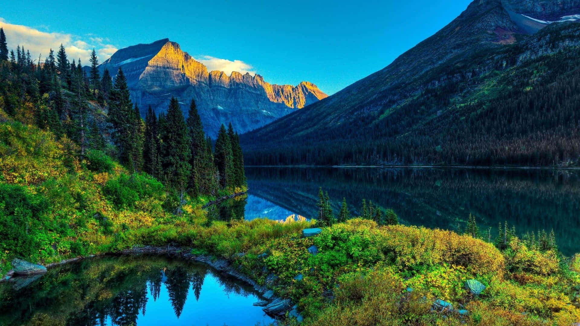 un lago rodeado de montañas y árboles Fondos de pantalla