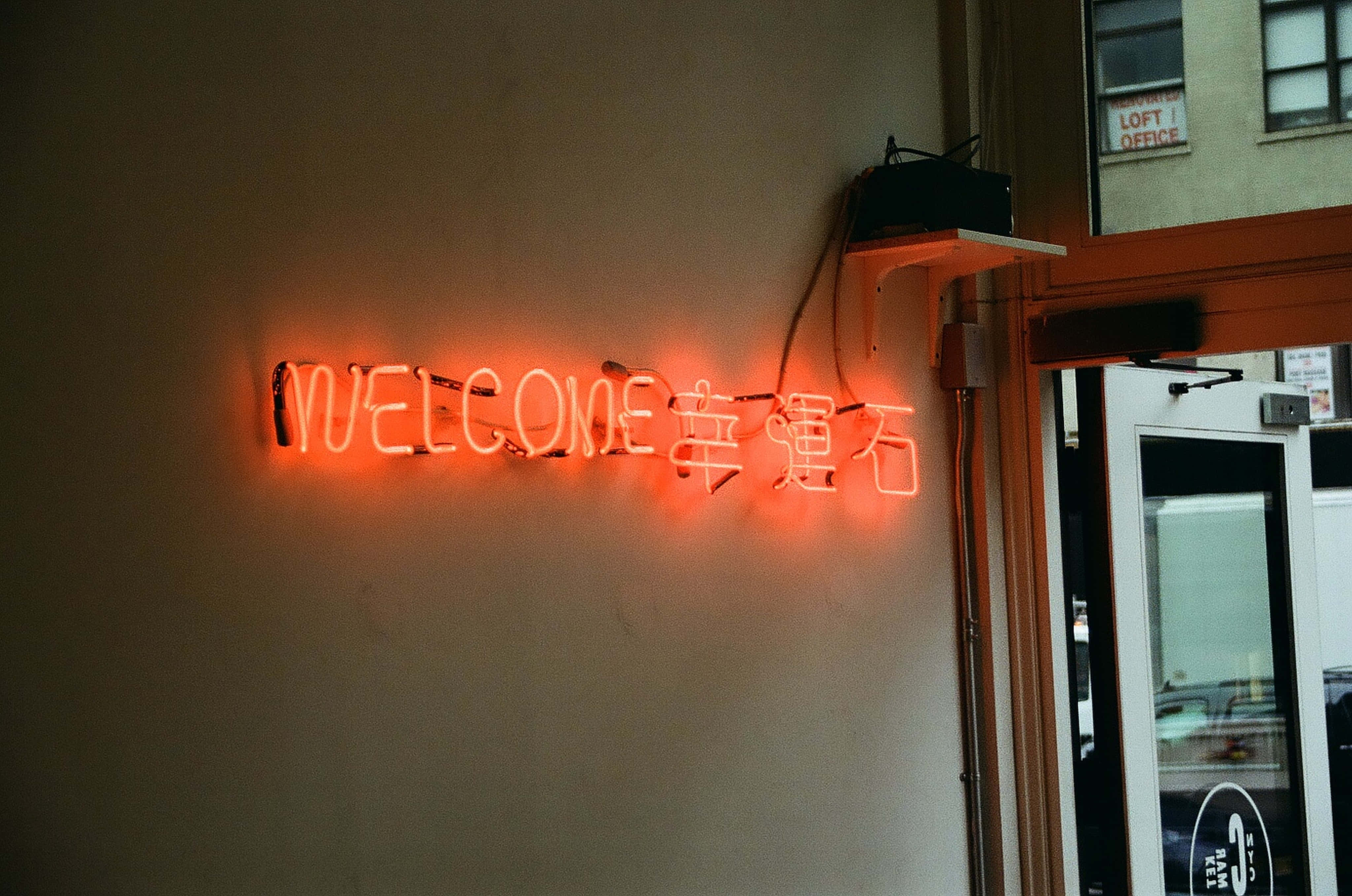 un letrero de neón que dice bienvenido en una pared Fondos de pantalla