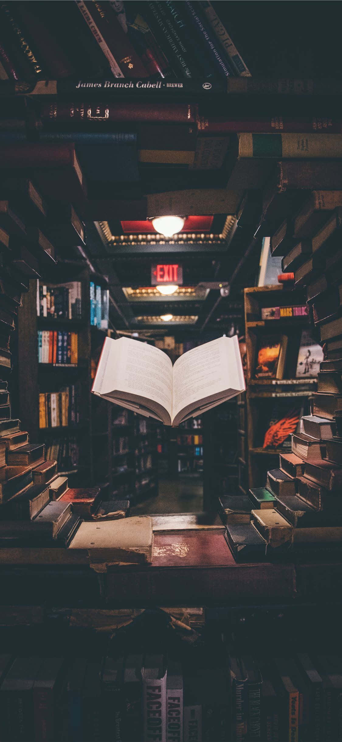 un libro abierto en un estante de una librería Fondos de pantalla